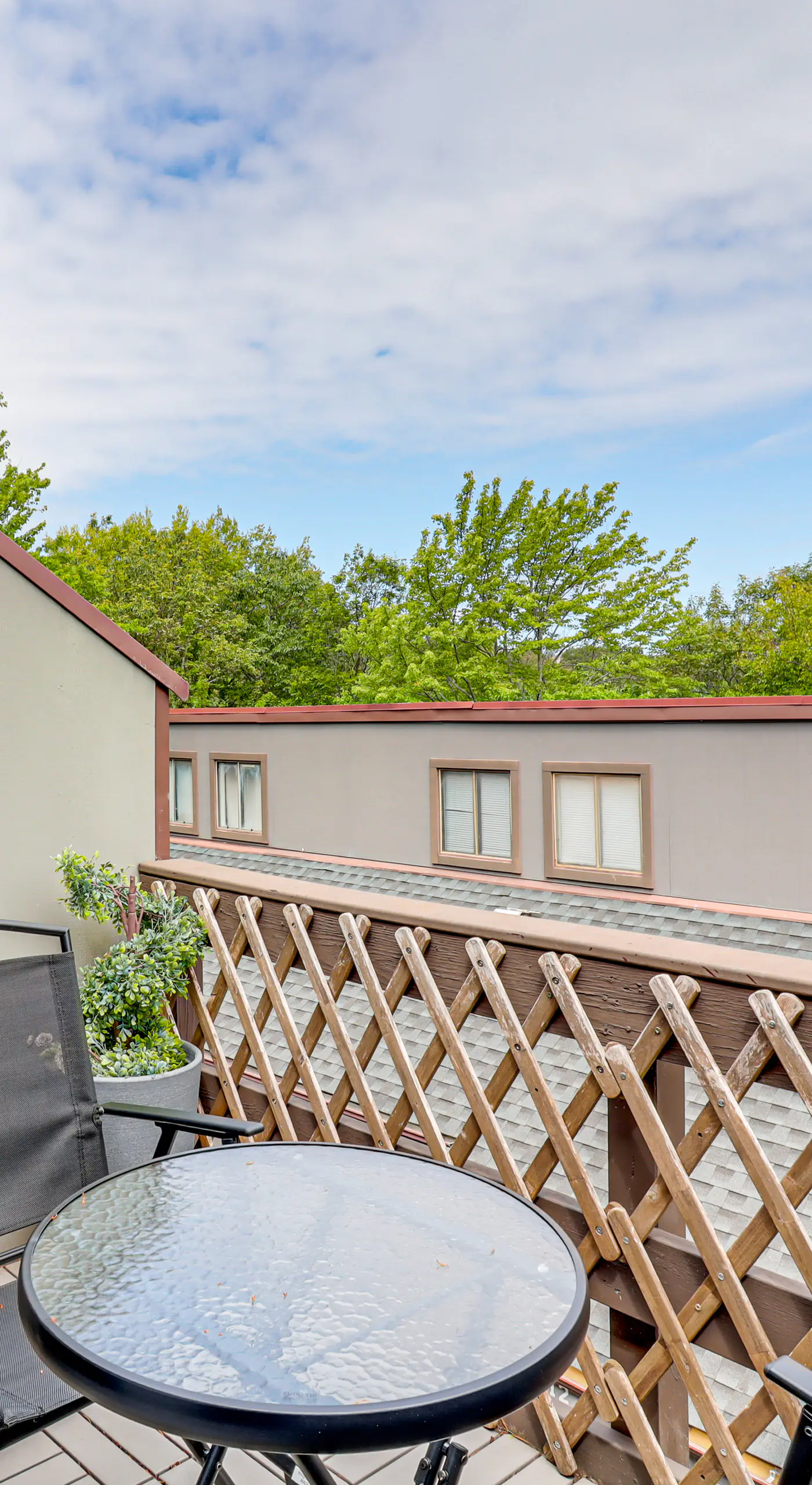 Modern Mountain Escape in Poconos: Walk to Slopes!