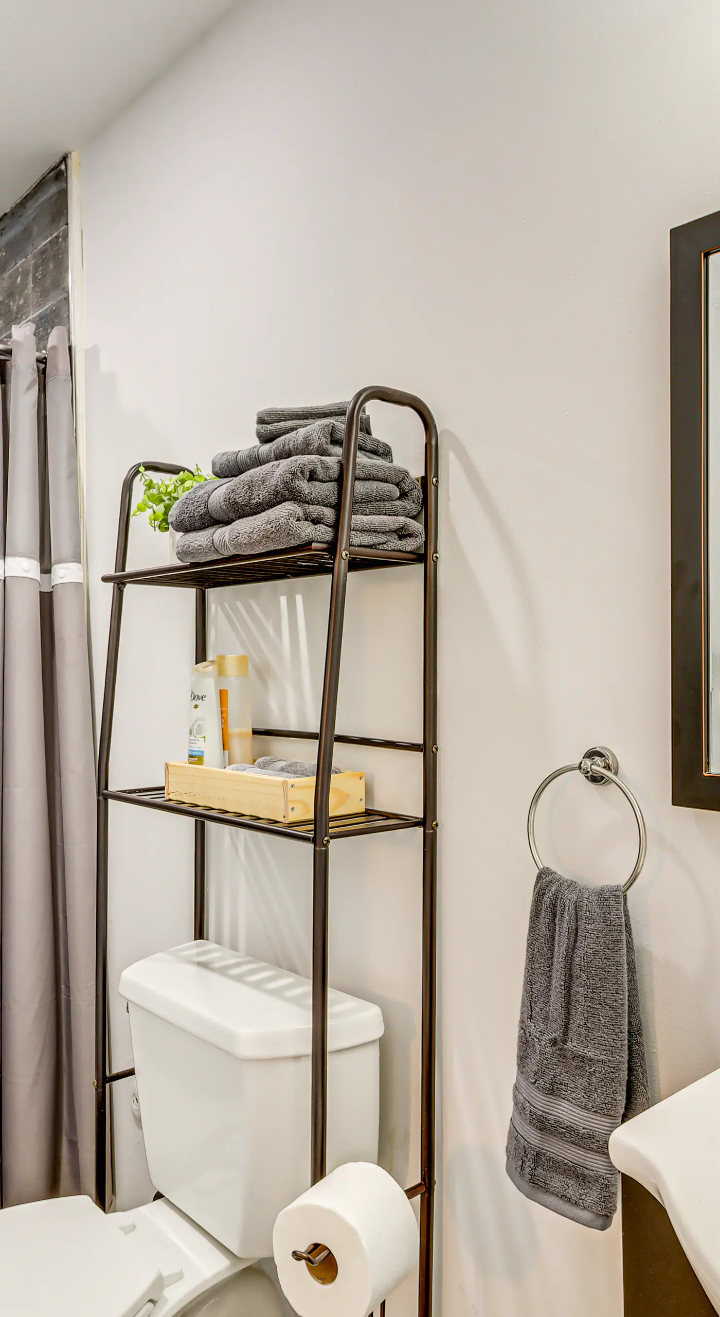 Modern Mountain Escape in Poconos: Walk to Slopes!