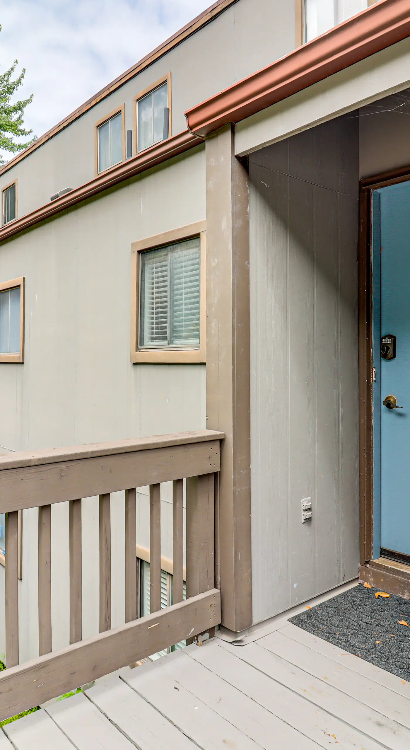 Modern Mountain Escape in Poconos: Walk to Slopes!