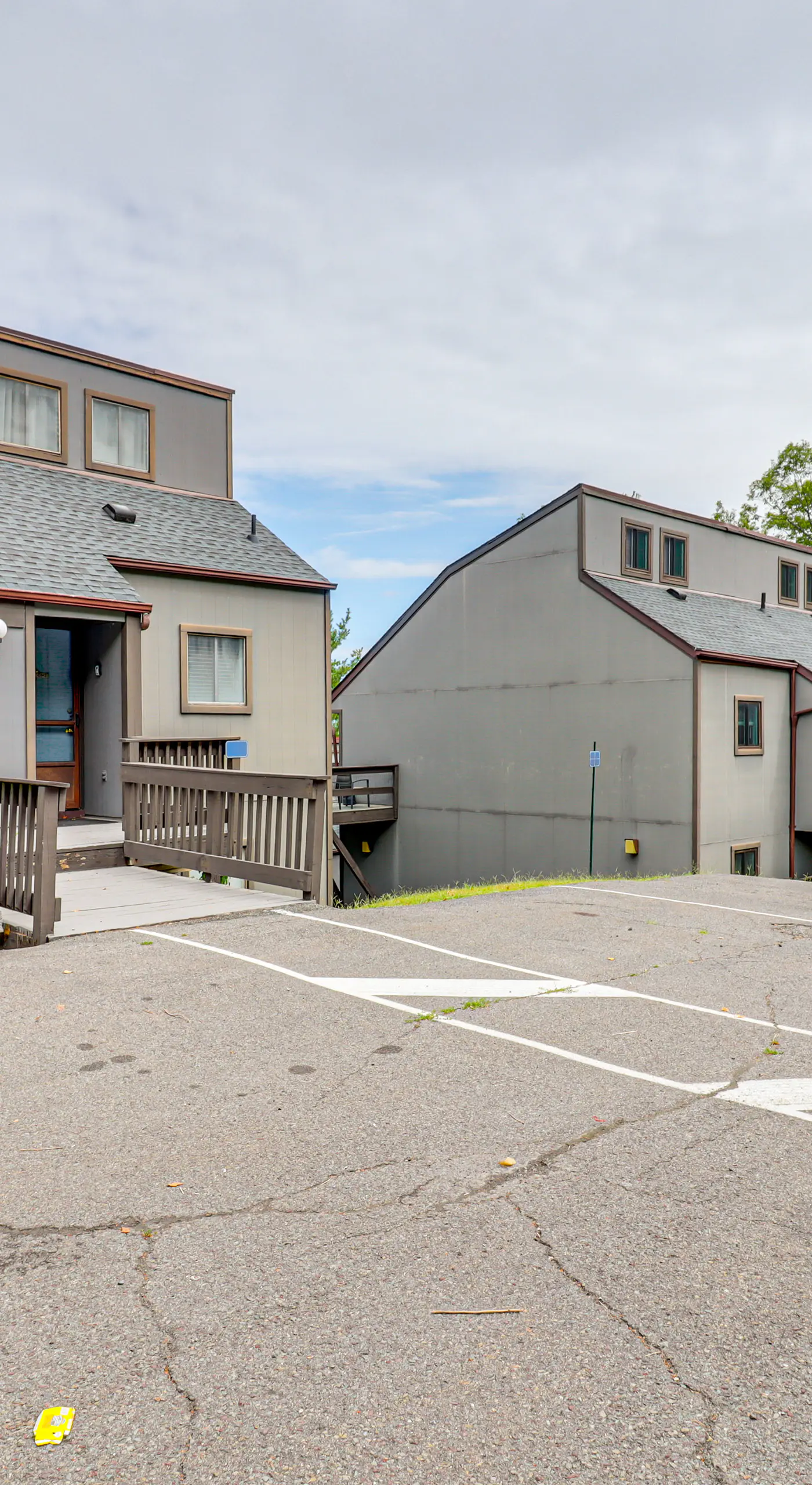 Modern Mountain Escape in Poconos: Walk to Slopes!