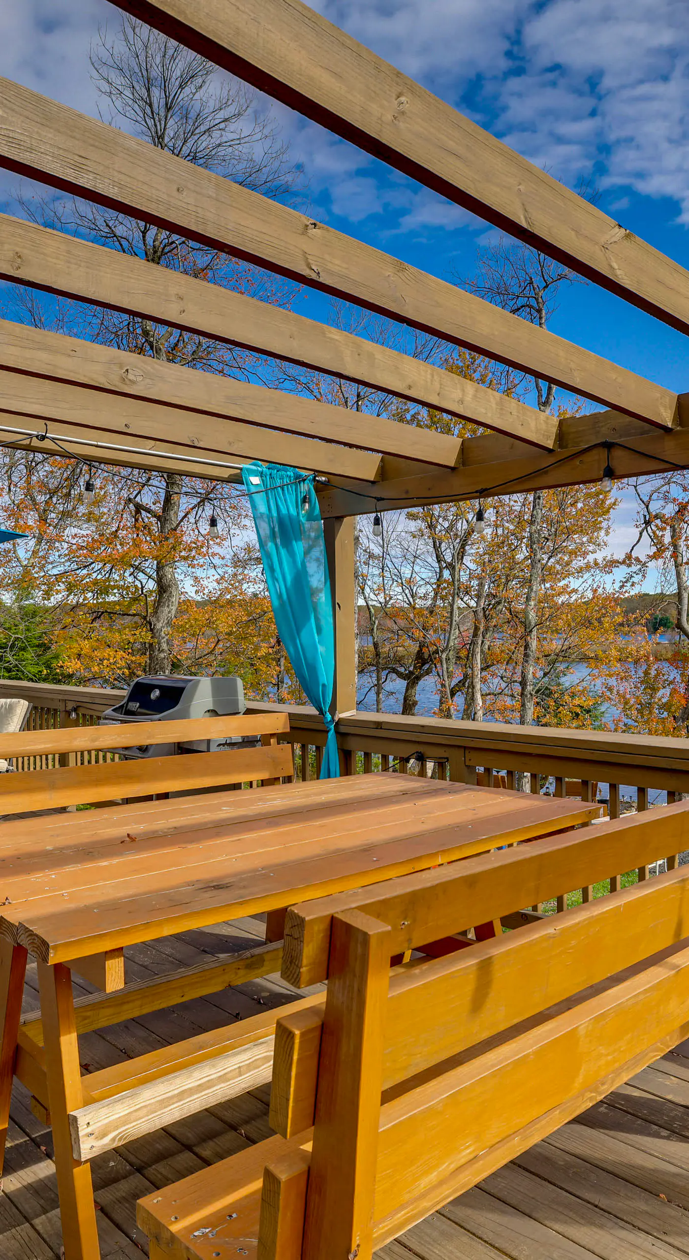 Lakefront Pocono Retreat w/ Hot Tub & Movie Hub