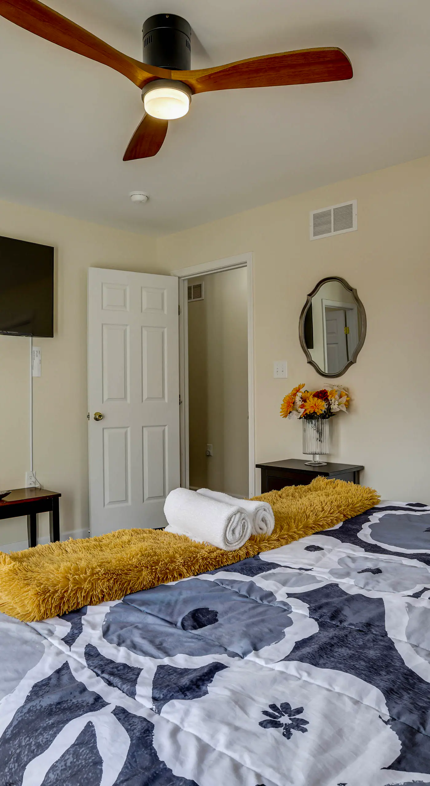 Lakefront Pocono Retreat w/ Hot Tub & Movie Hub