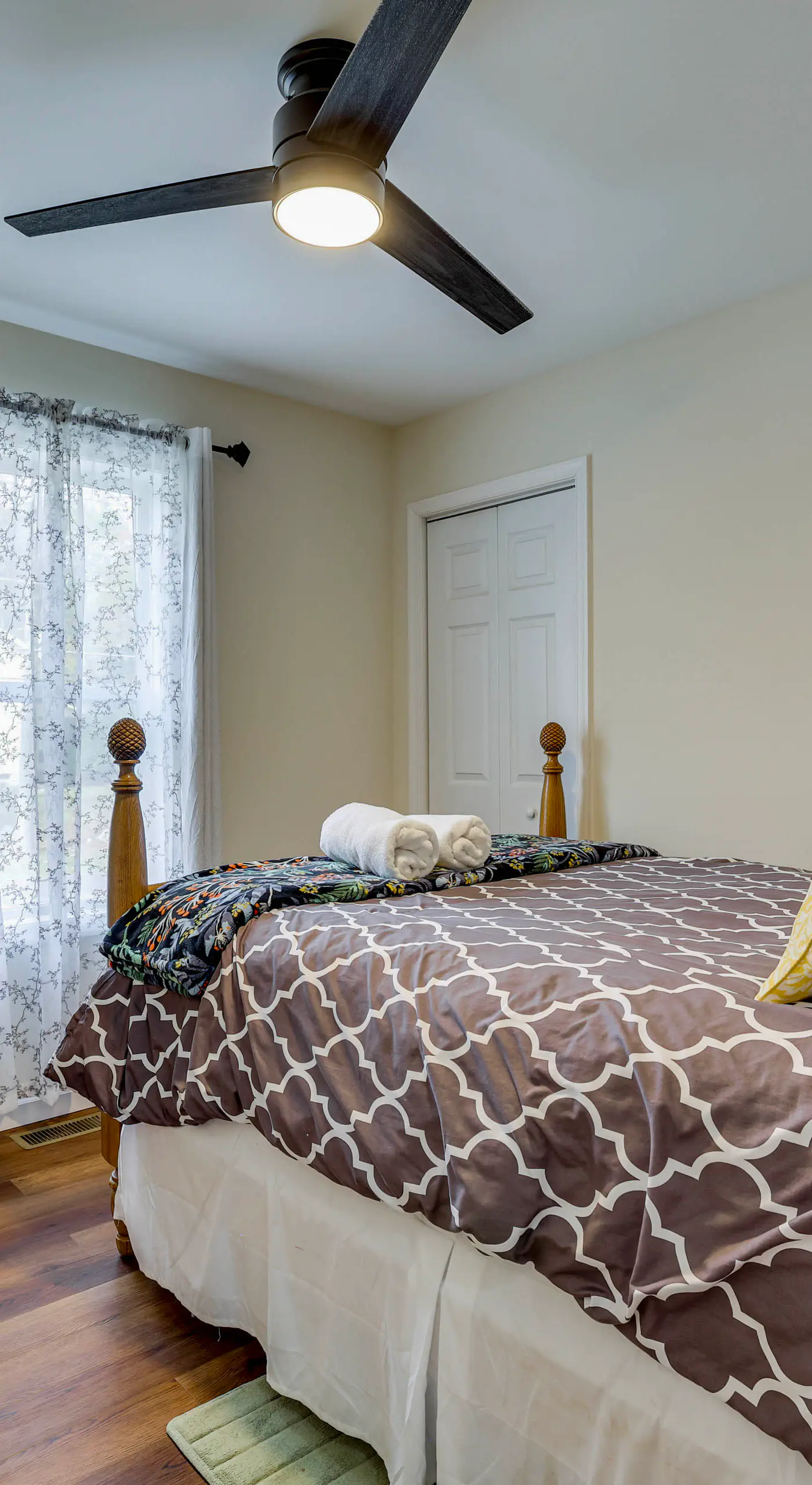 Lakefront Pocono Retreat w/ Hot Tub & Movie Hub