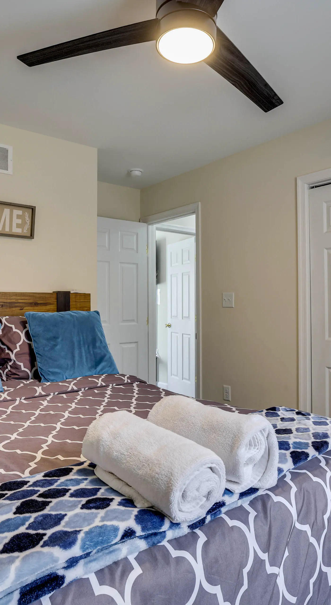 Lakefront Pocono Retreat w/ Hot Tub & Movie Hub