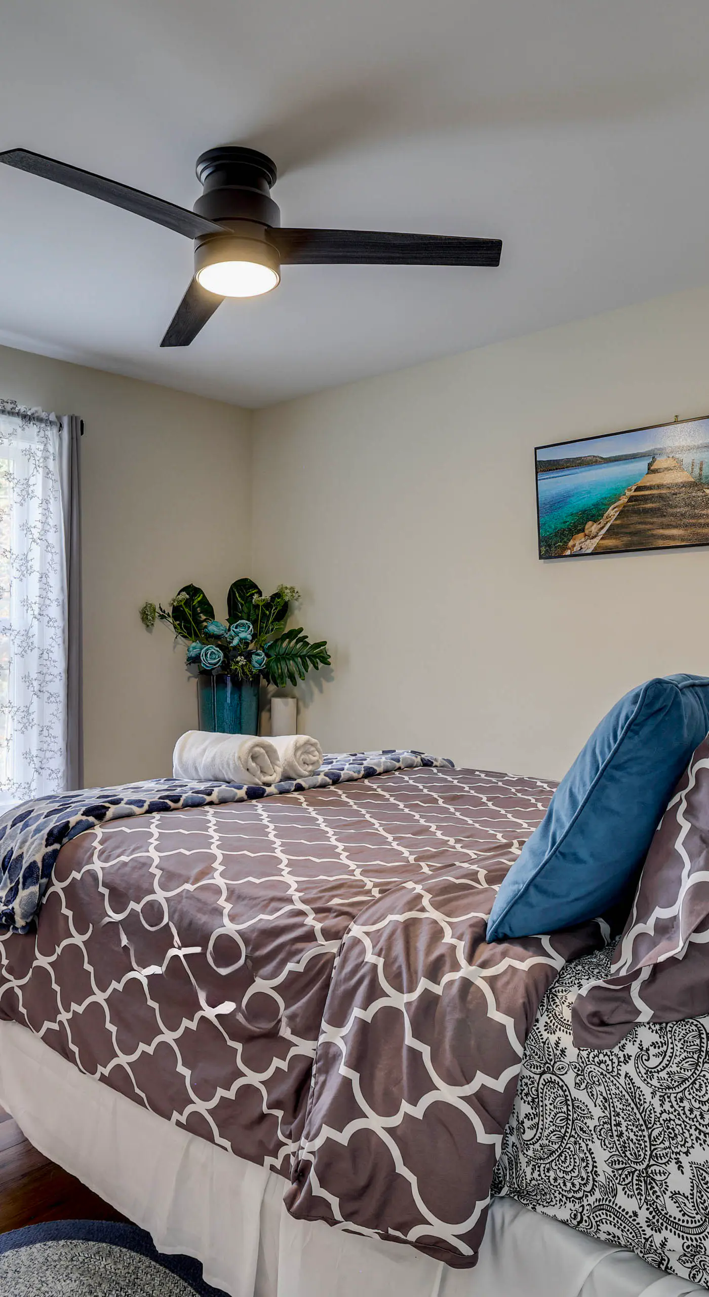 Lakefront Pocono Retreat w/ Hot Tub & Movie Hub