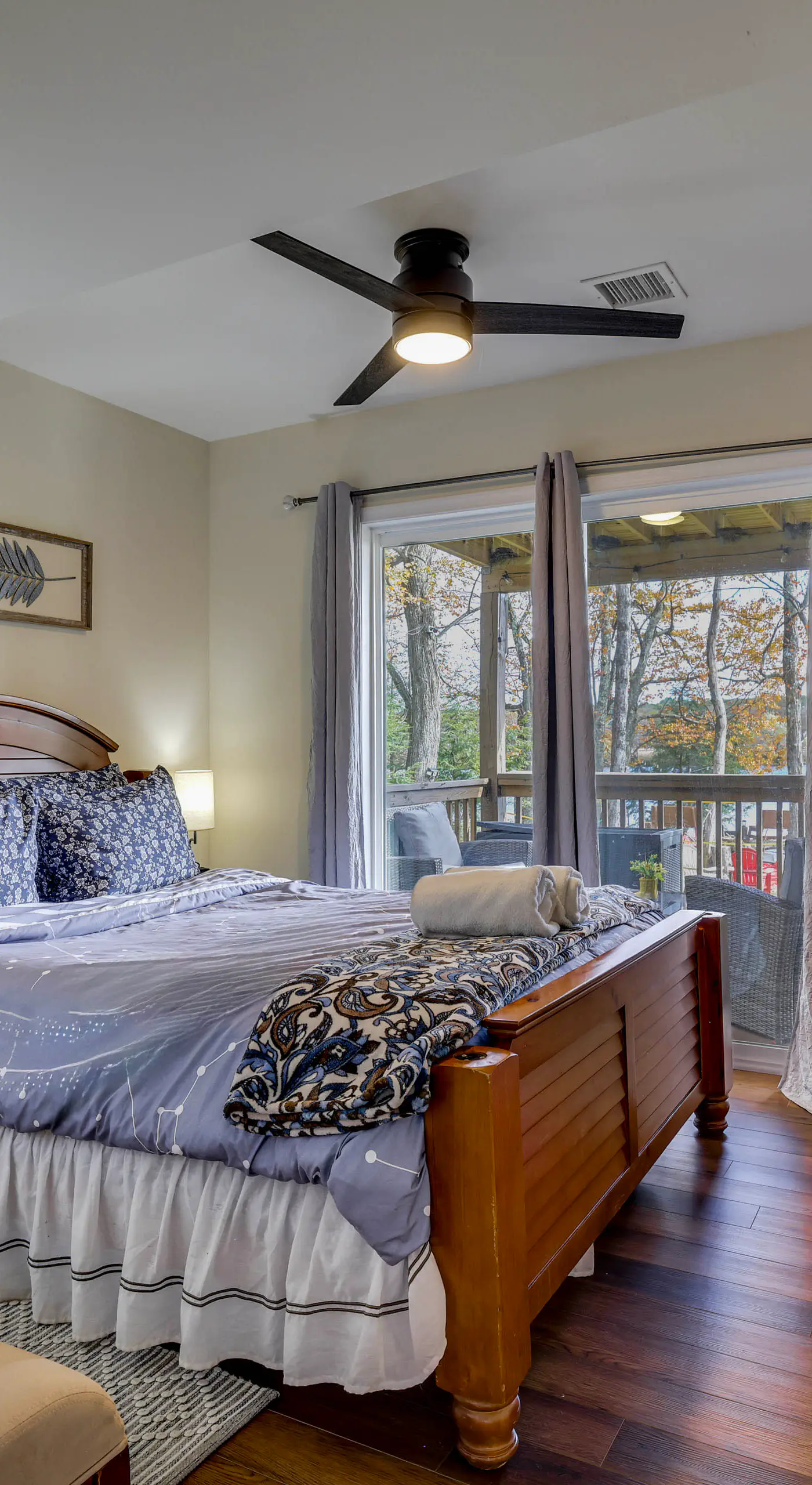 Lakefront Pocono Retreat w/ Hot Tub & Movie Hub