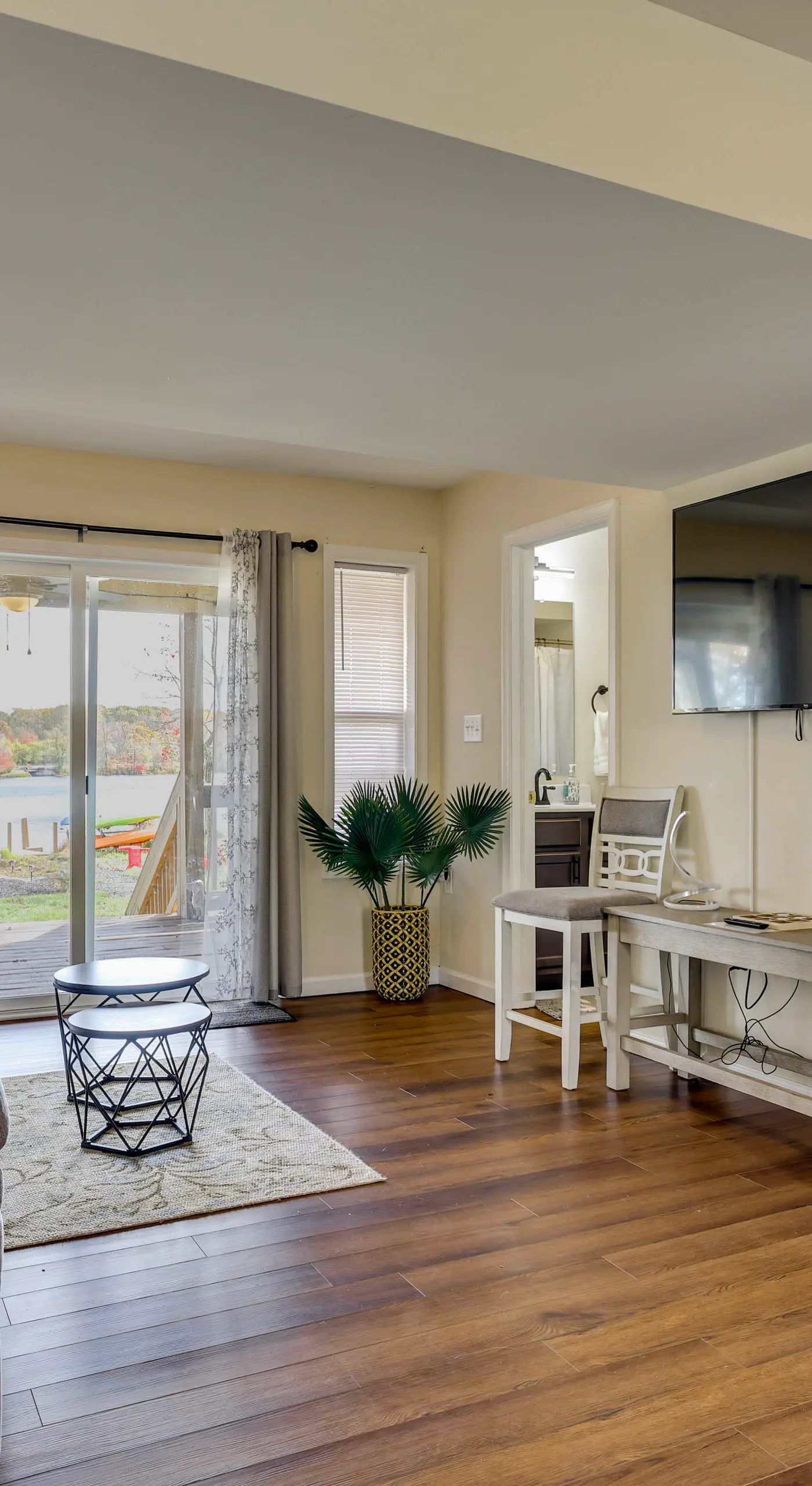 Lakefront Pocono Retreat w/ Hot Tub & Movie Hub