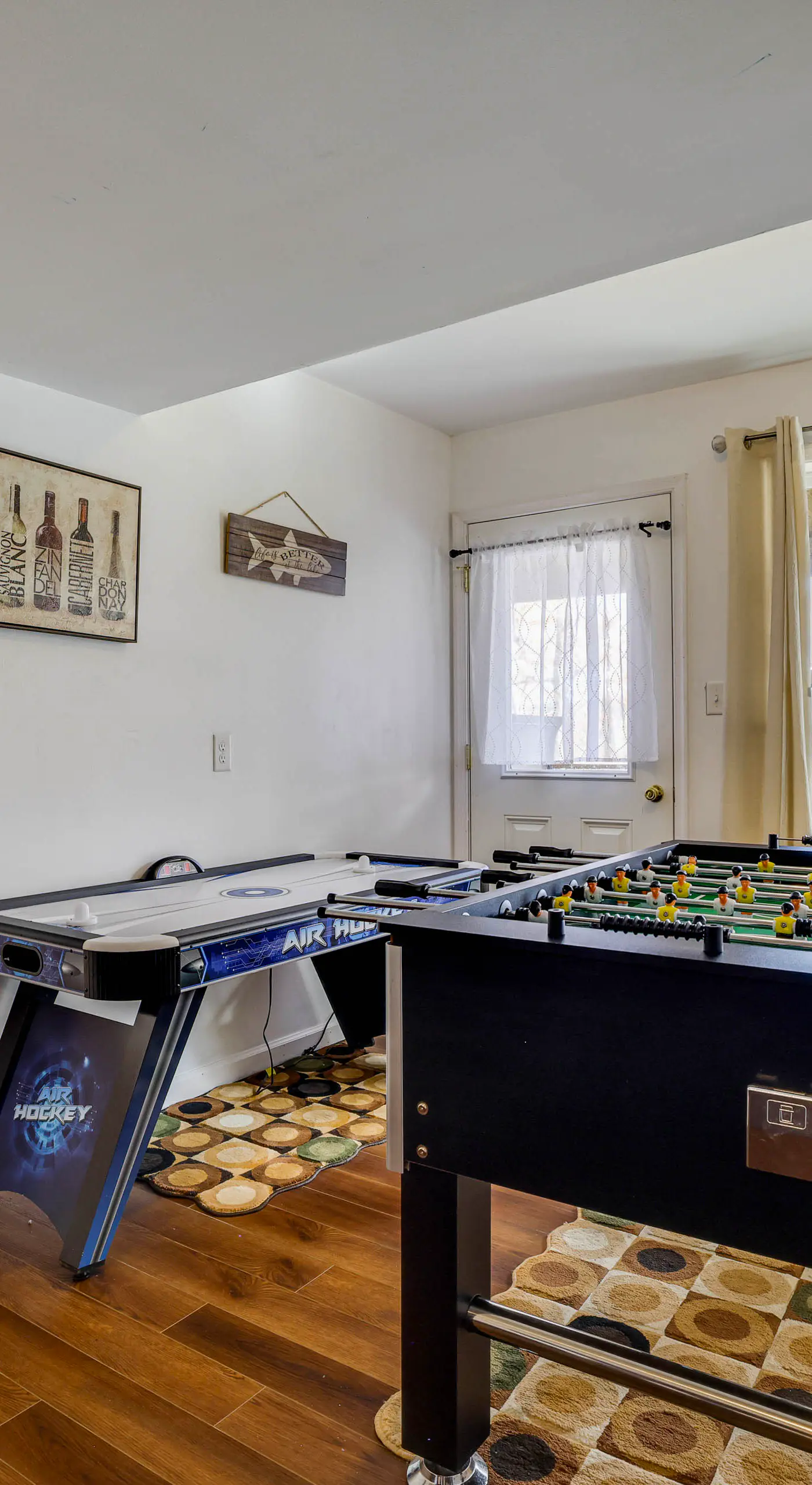 Lakefront Pocono Retreat w/ Hot Tub & Movie Hub