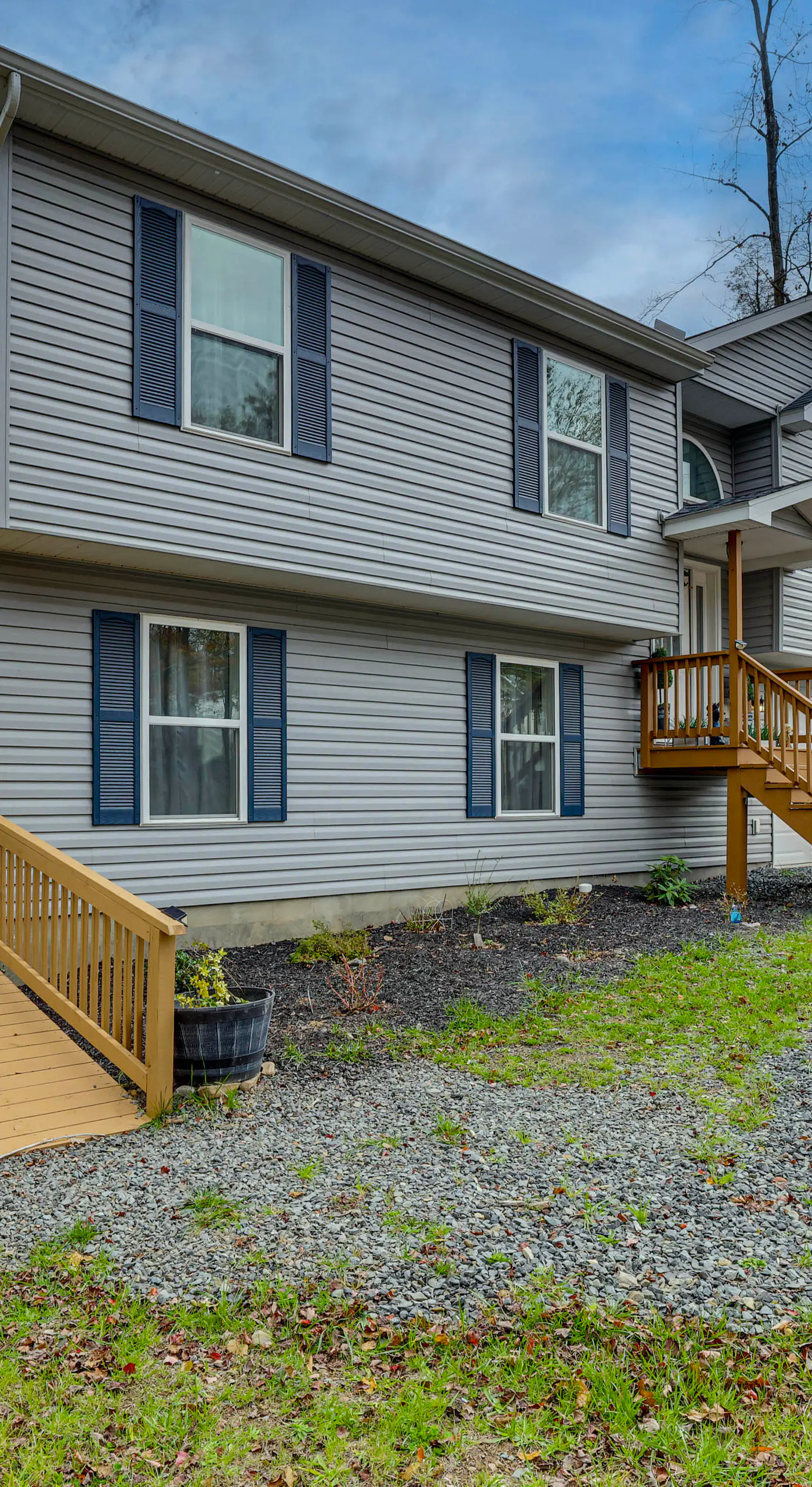 Lakefront Pocono Retreat w/ Hot Tub & Movie Hub