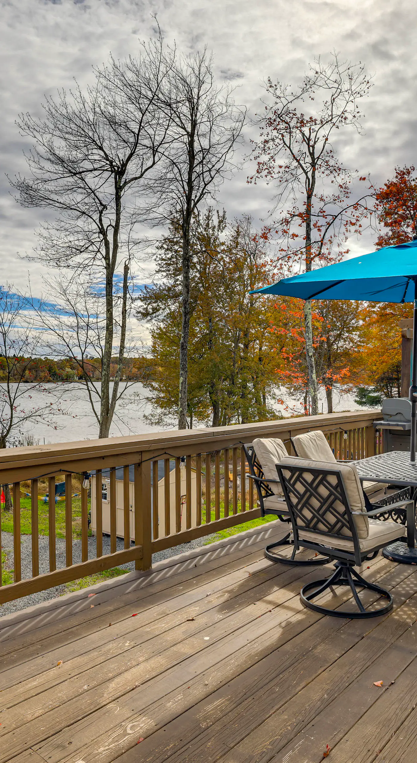 Lakefront Pocono Retreat w/ Hot Tub & Movie Hub
