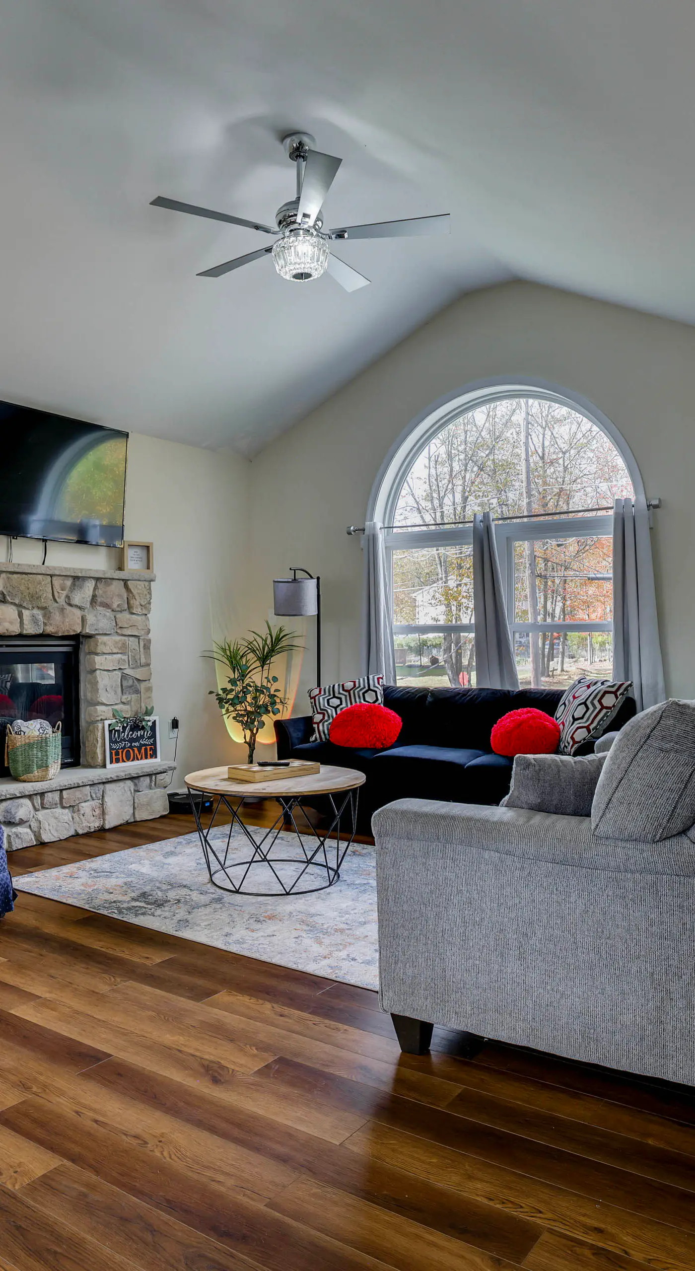 Lakefront Pocono Retreat w/ Hot Tub & Movie Hub