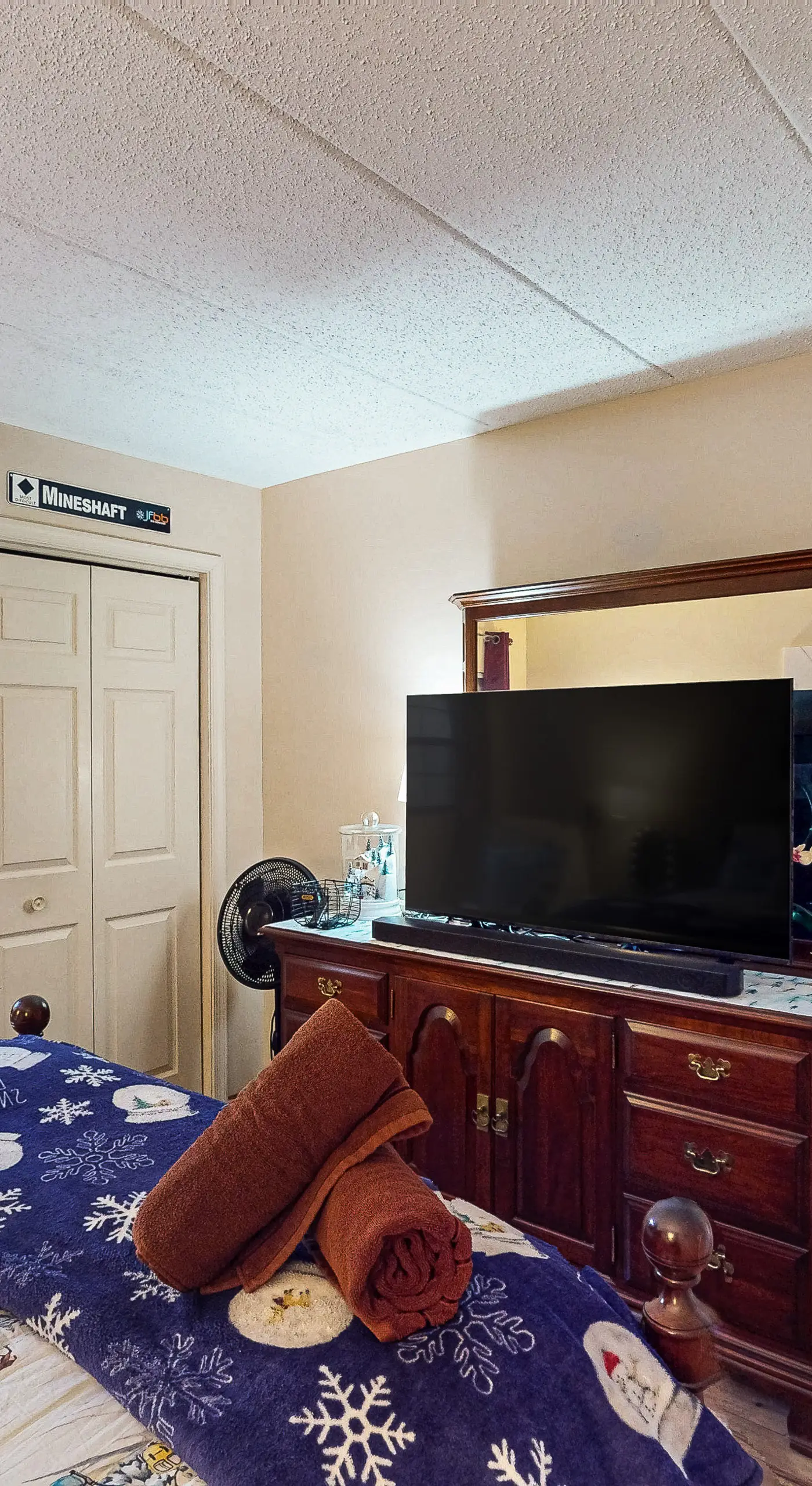 Lakefront Poconos Retreat! Pool & Hot Tub Access