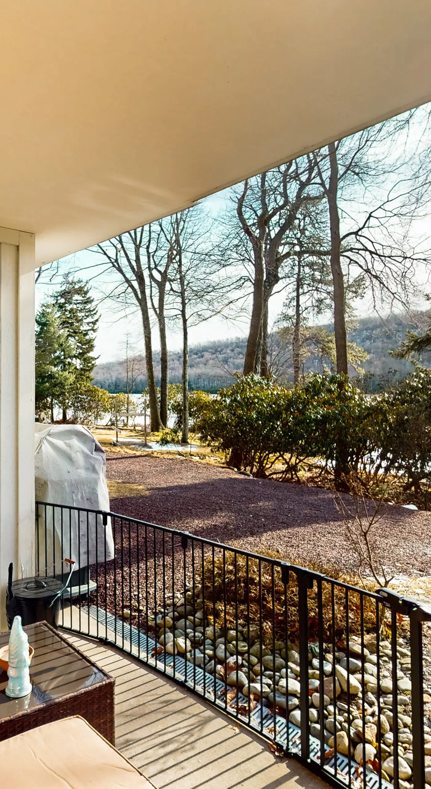 Lakefront Poconos Retreat! Pool & Hot Tub Access