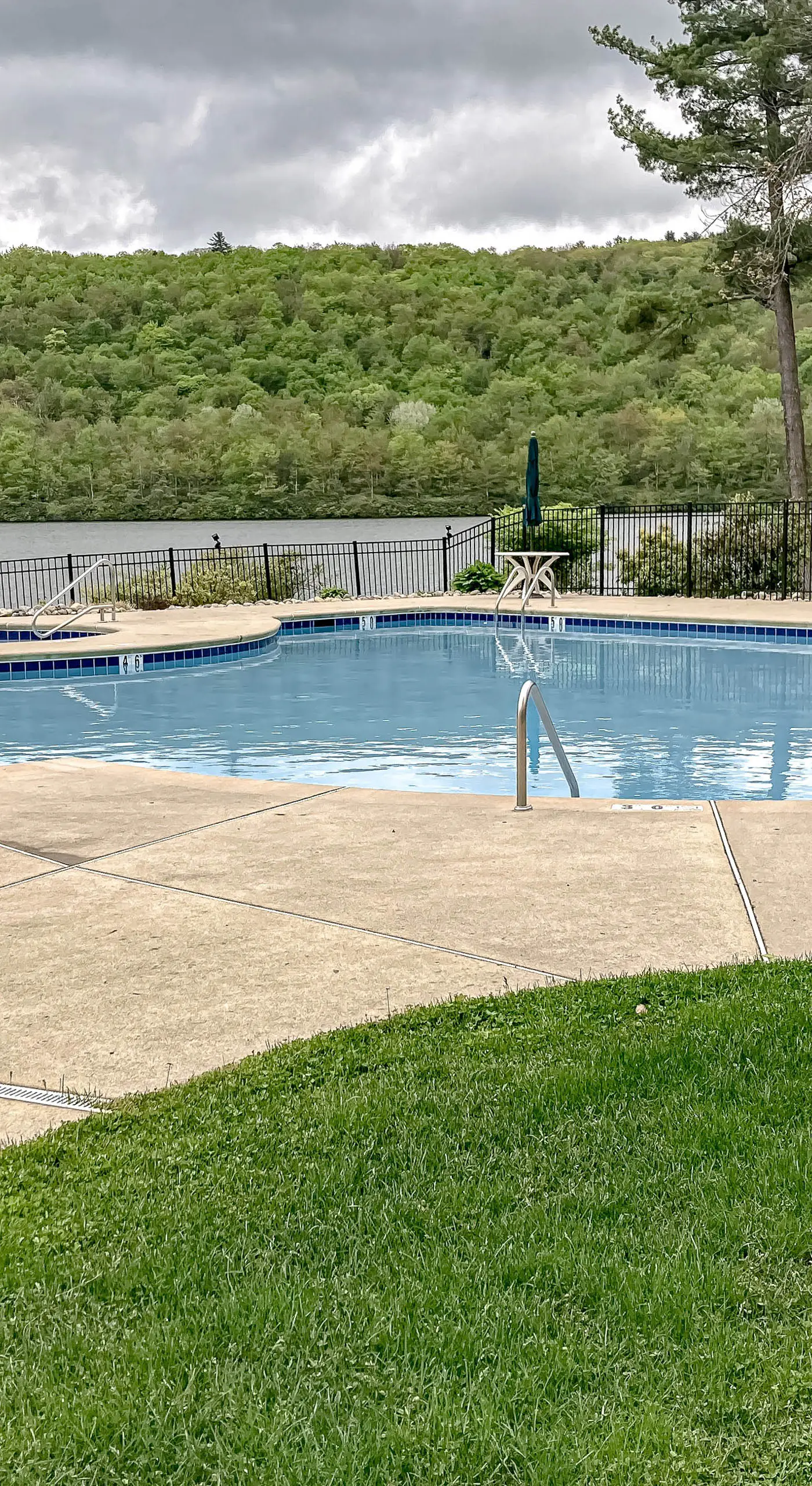 Lakefront Poconos Retreat! Pool & Hot Tub Access