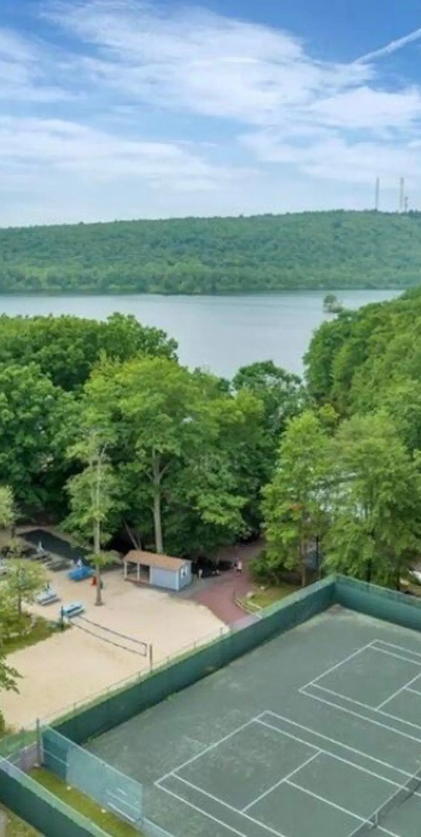 Lakefront Poconos Retreat! Pool & Hot Tub Access