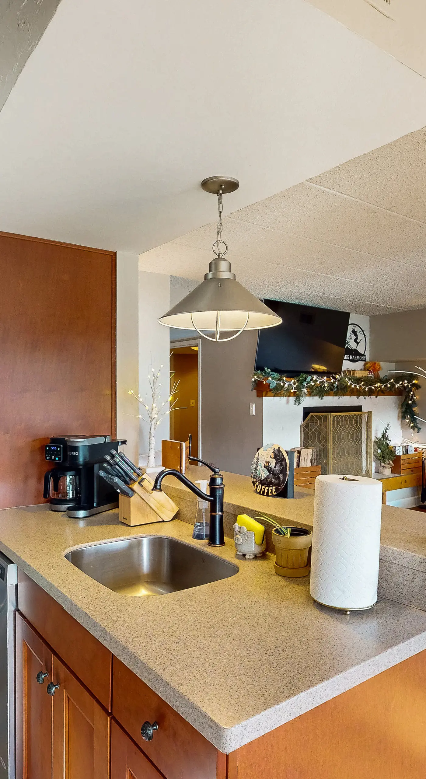Lakefront Poconos Retreat! Pool & Hot Tub Access