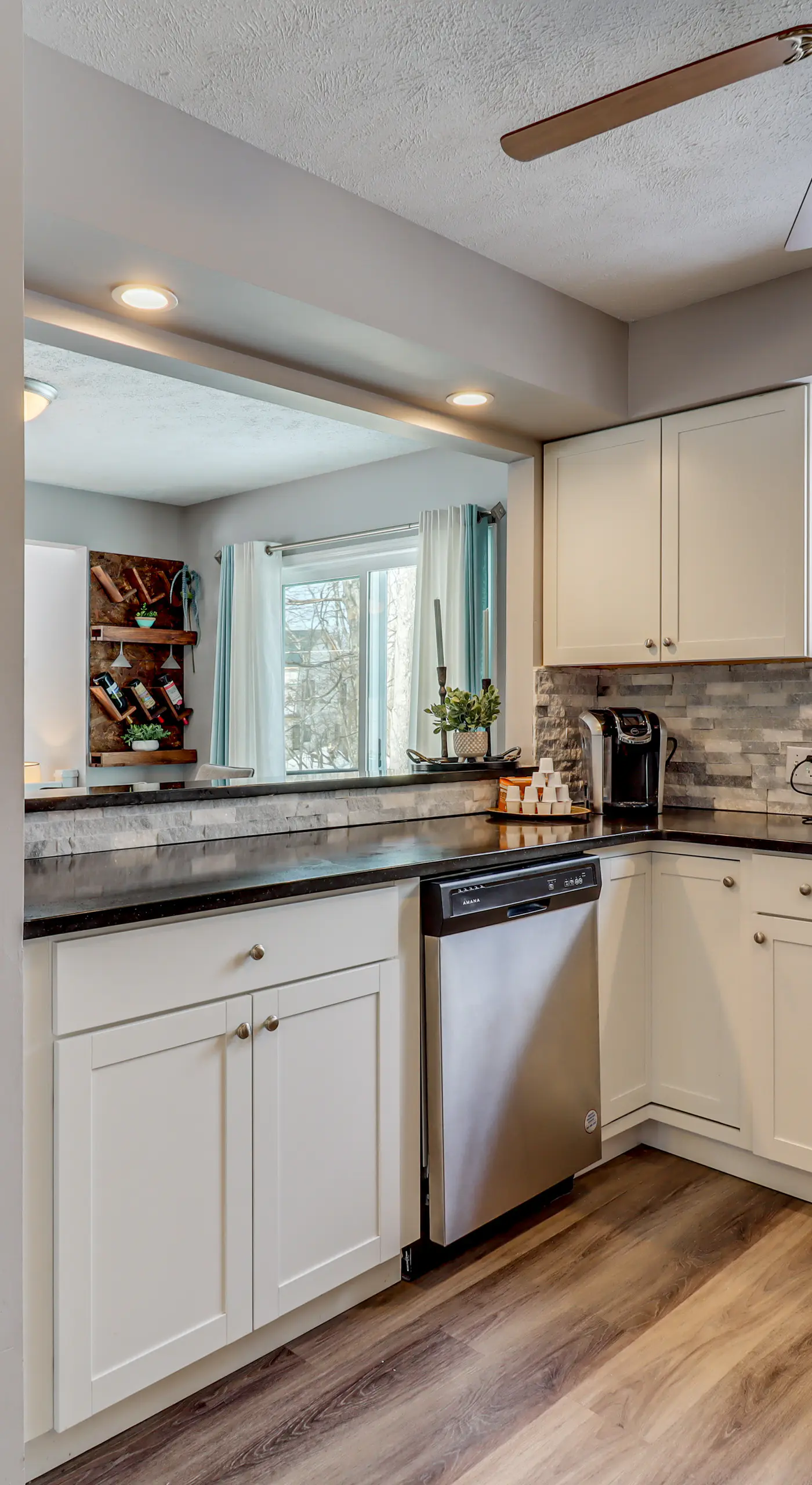 Contemporary House in Lakeside Community! Poconos