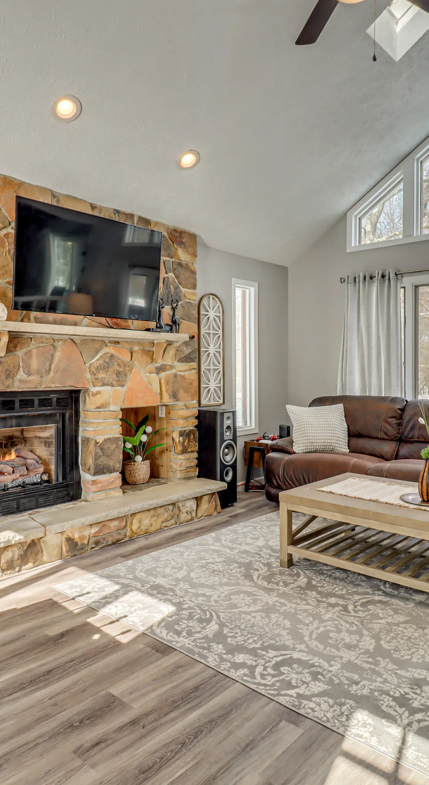 Contemporary House in Lakeside Community! Poconos