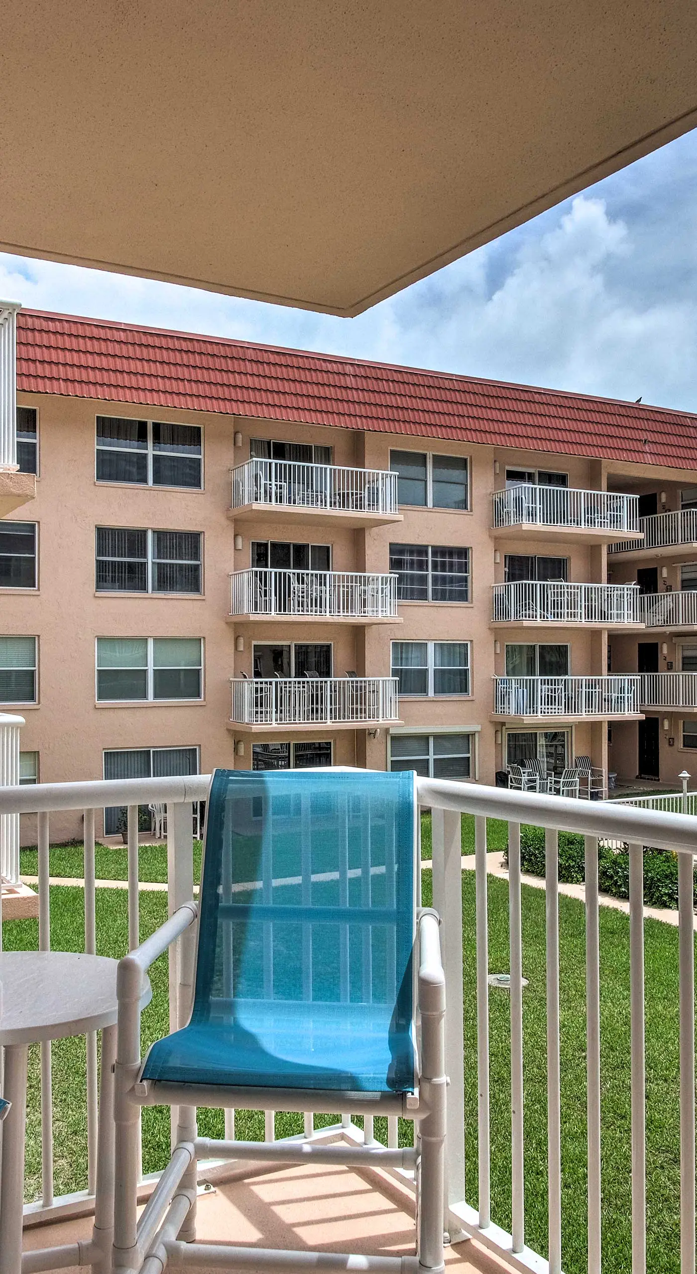Sunny Cocoa Beach Condo w/ Balcony & Pool Access