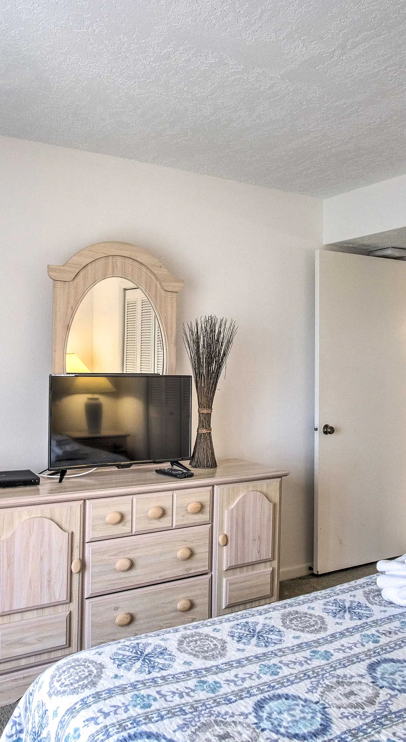 Sunny Cocoa Beach Condo w/ Balcony & Pool Access