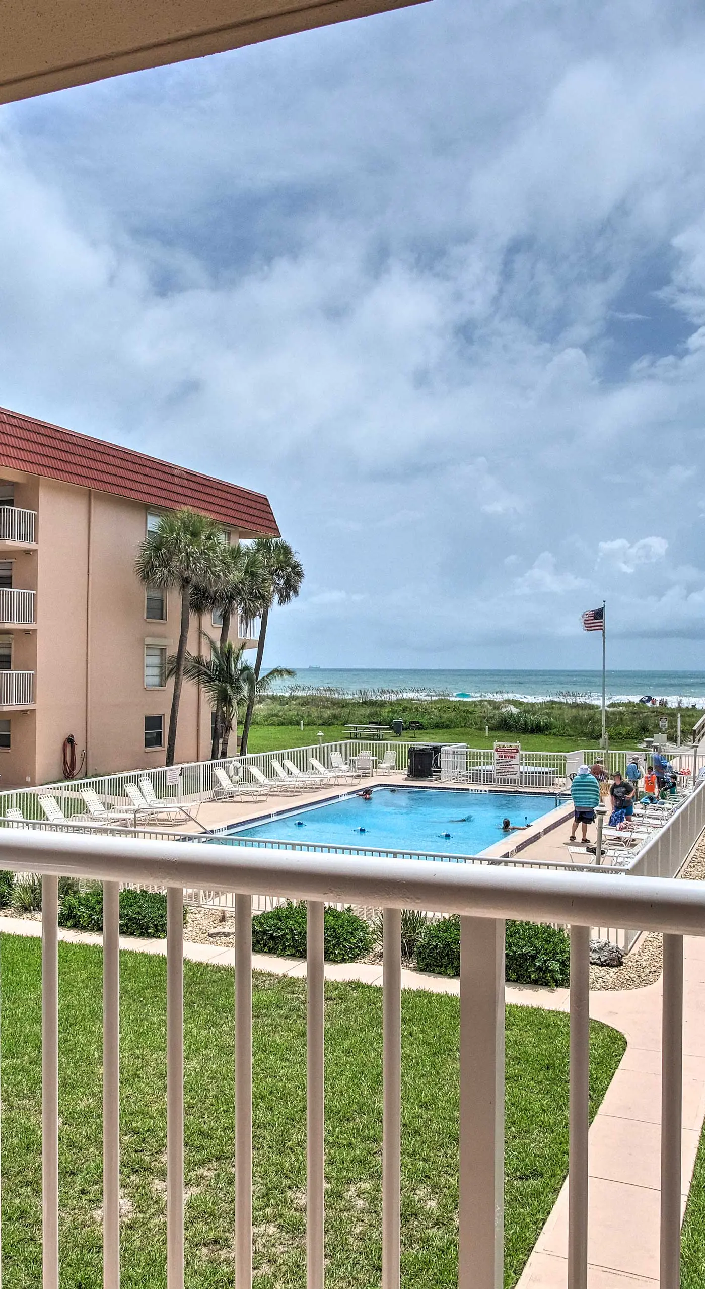 Sunny Cocoa Beach Condo w/ Balcony & Pool Access