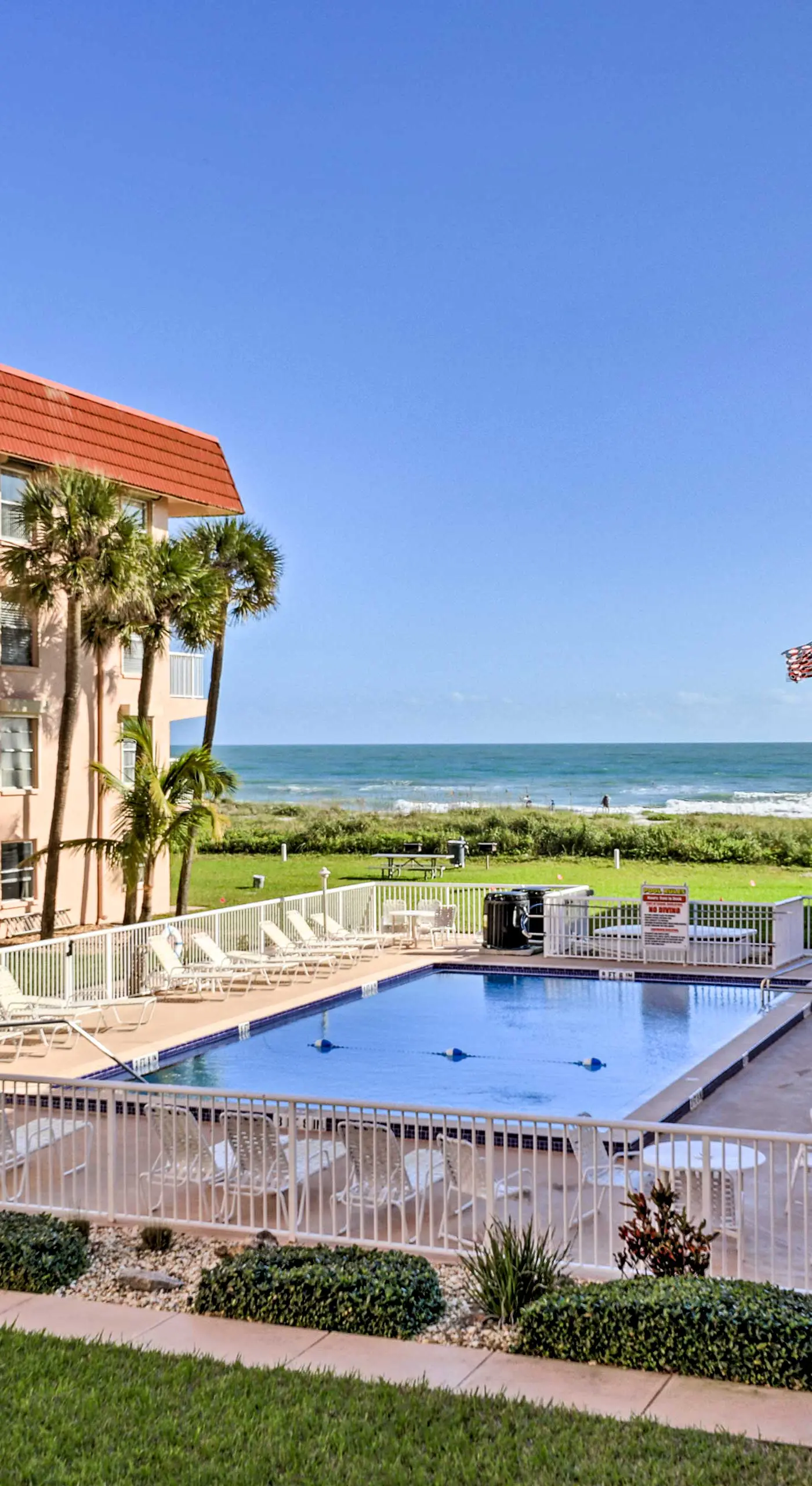 Sunny Cocoa Beach Condo w/ Balcony & Pool Access