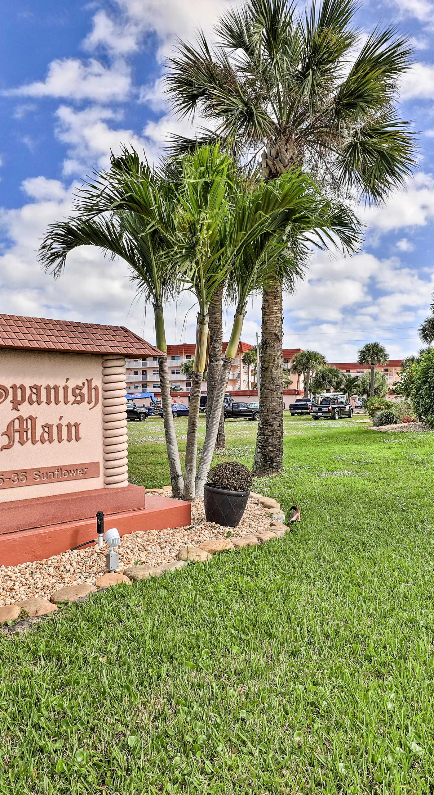 Sunny Cocoa Beach Condo w/ Balcony & Pool Access