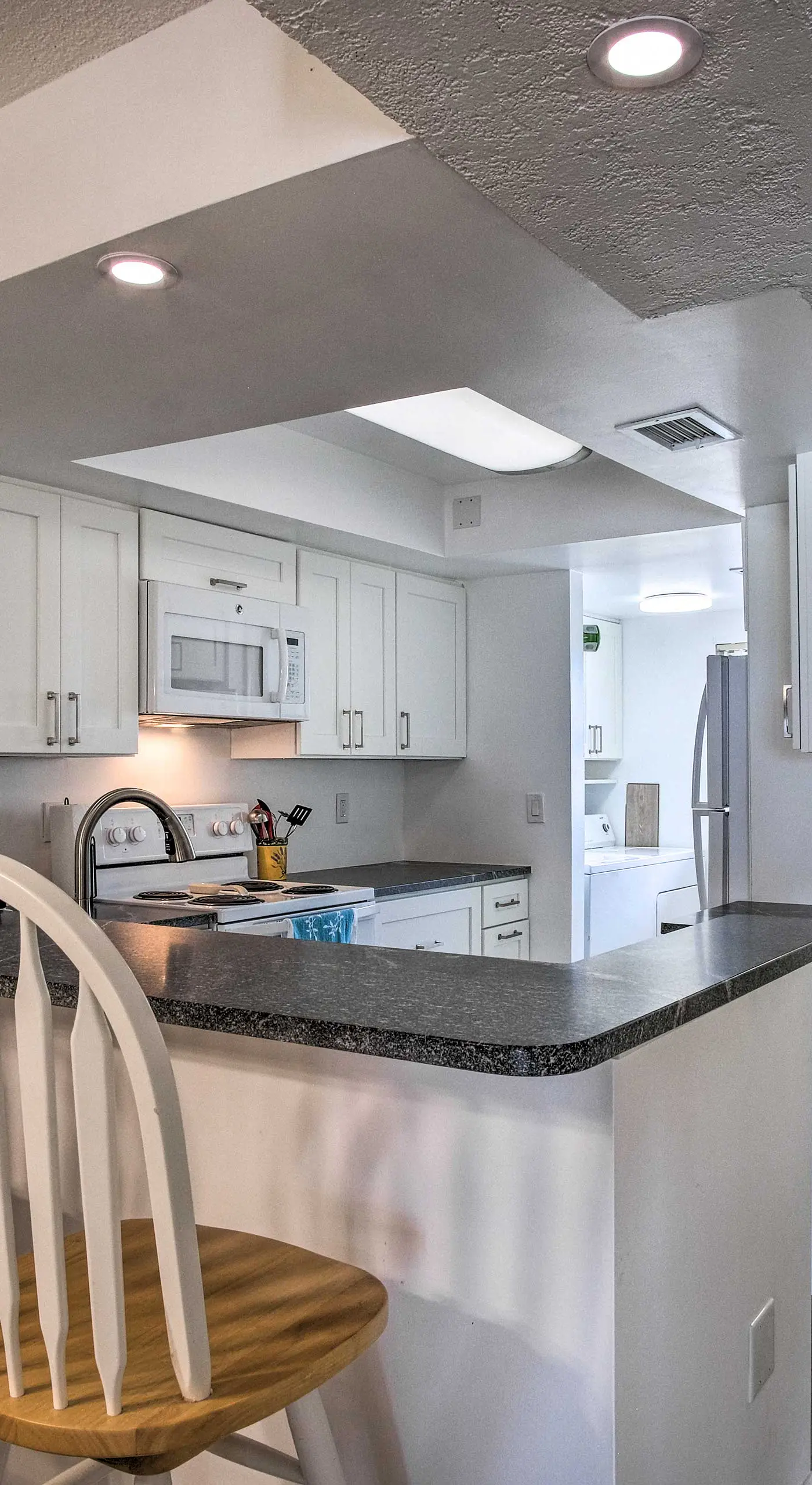 Sunny Cocoa Beach Condo w/ Balcony & Pool Access