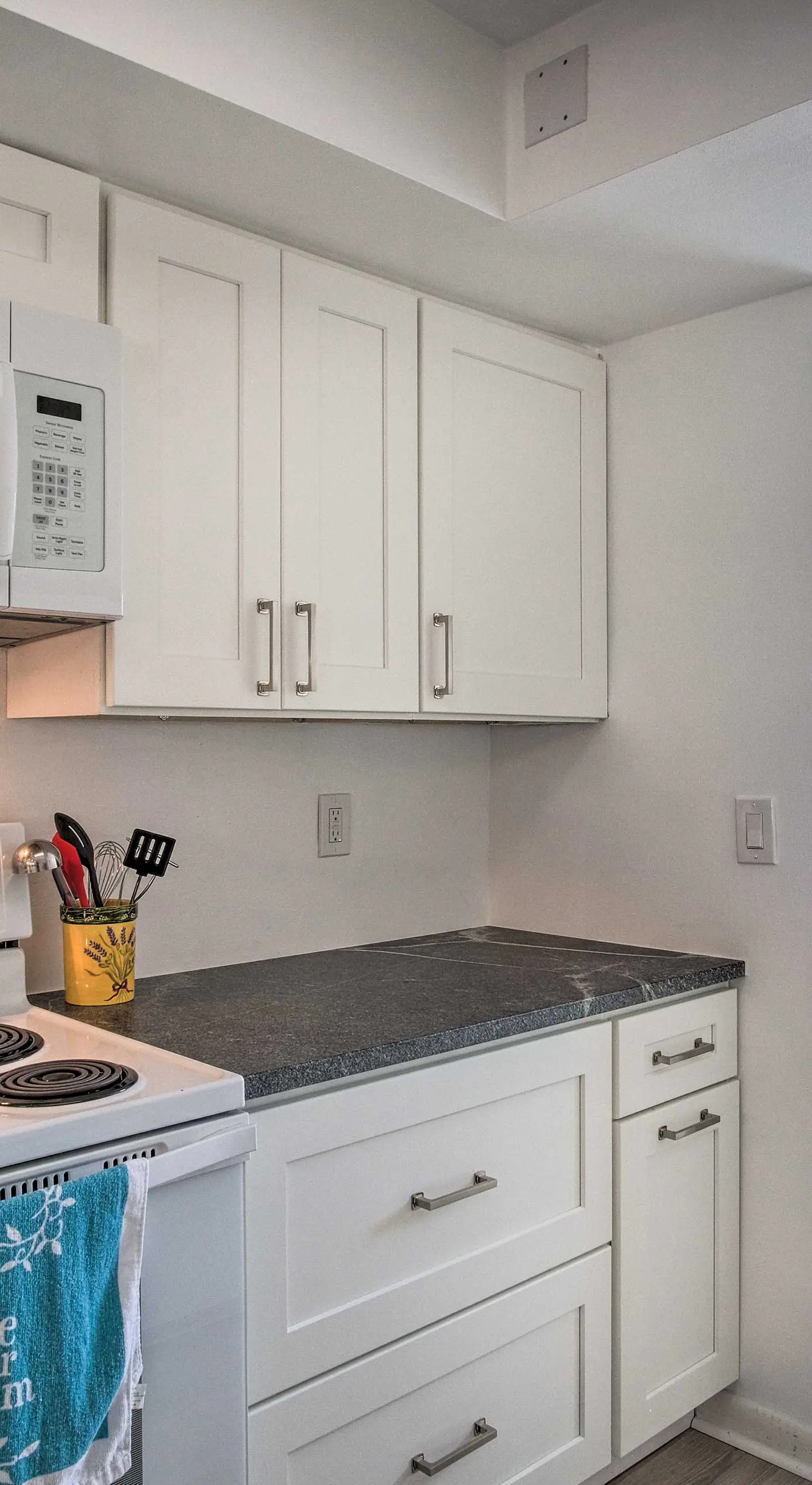 Sunny Cocoa Beach Condo w/ Balcony & Pool Access