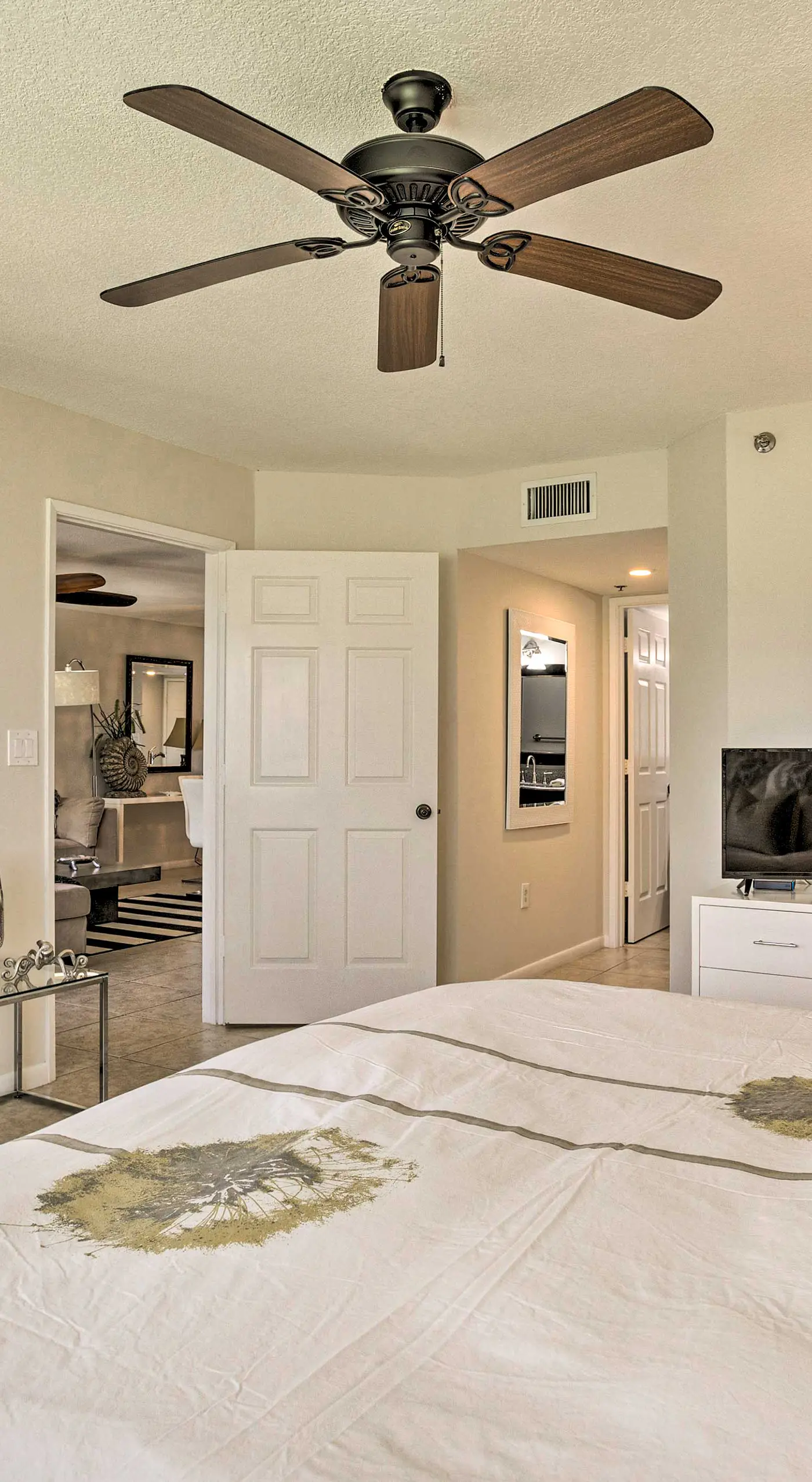 Jupiter Condo w/ Pool Access, Walk to Beach!