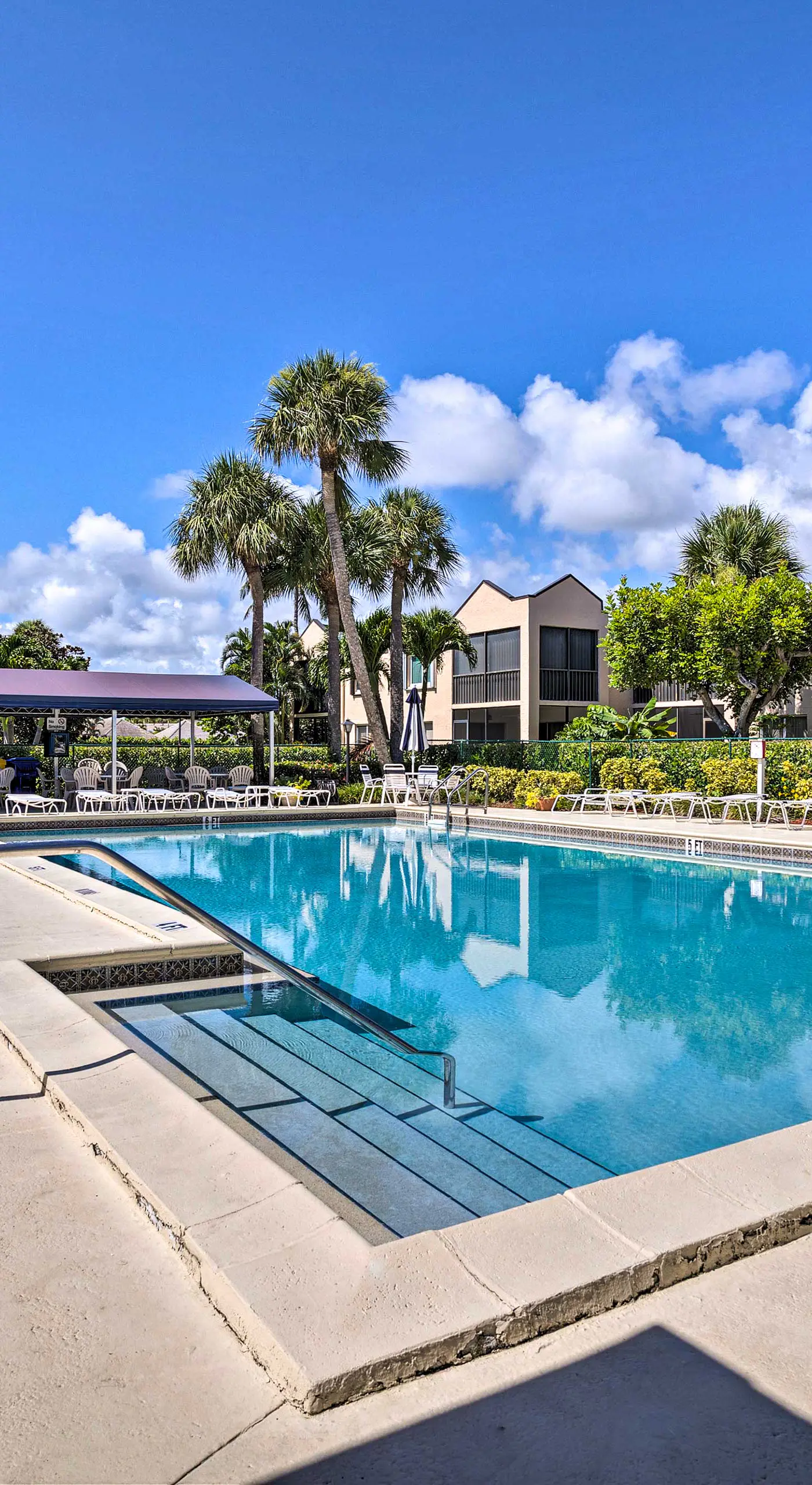 Jupiter Condo w/ Pool Access, Walk to Beach!