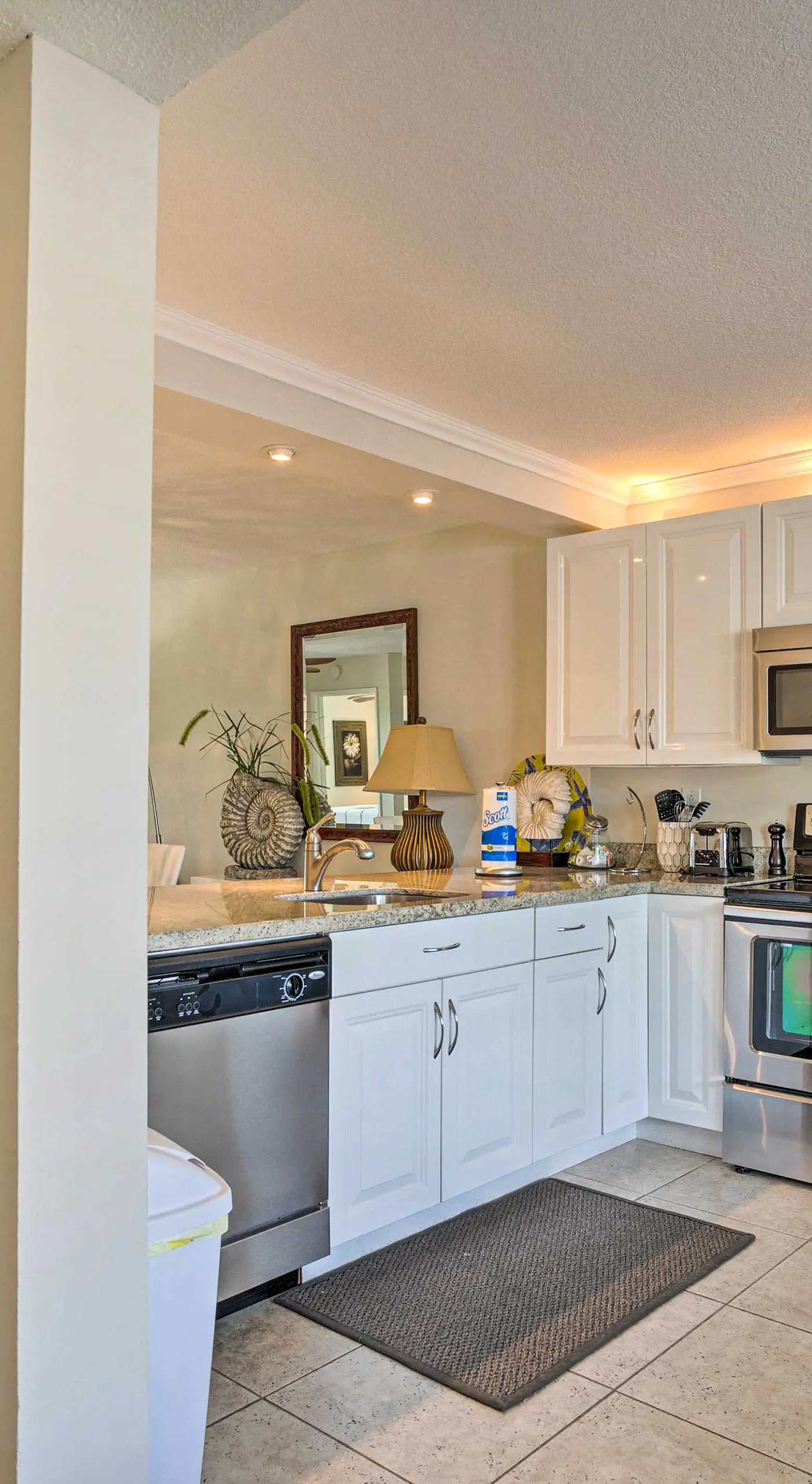 Jupiter Condo w/ Pool Access, Walk to Beach!
