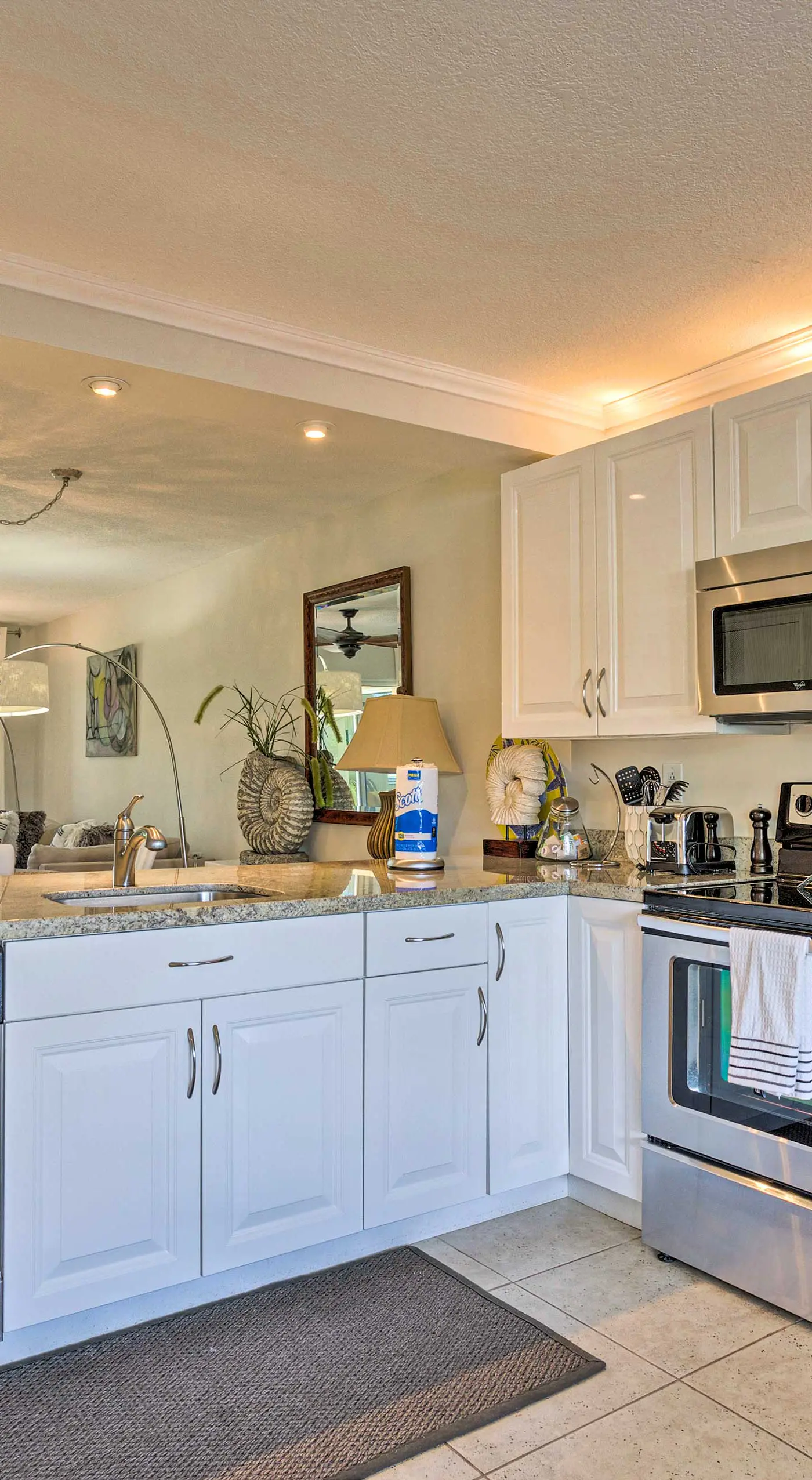 Jupiter Condo w/ Pool Access, Walk to Beach!