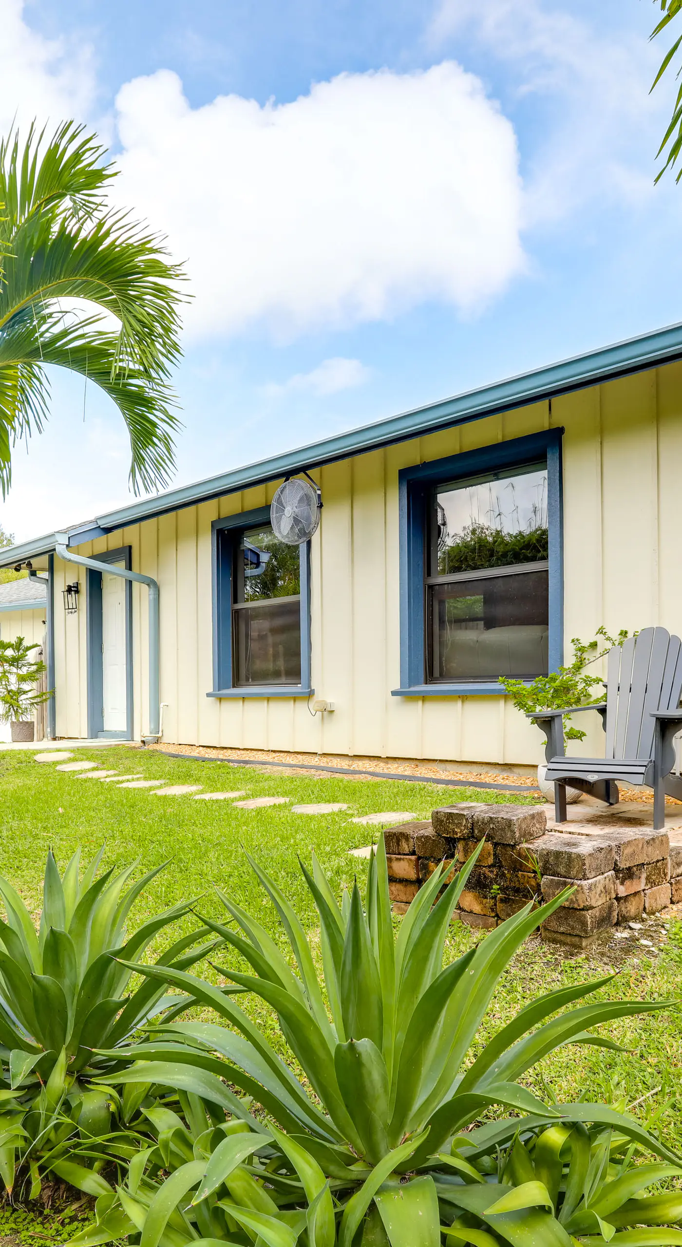 Jupiter Cottage w/ Patio, Gas Grill & Fire Pit!