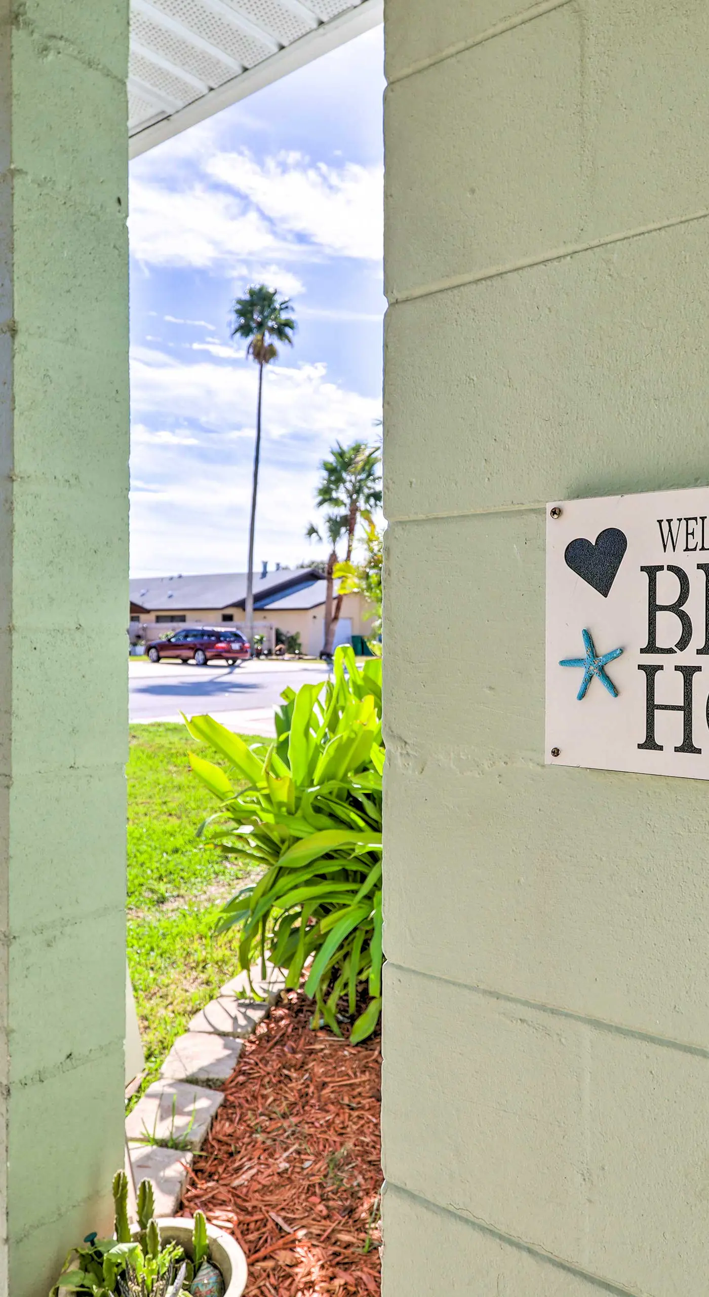 Cute & Cozy Florida Duplex: Walk to Beaches!