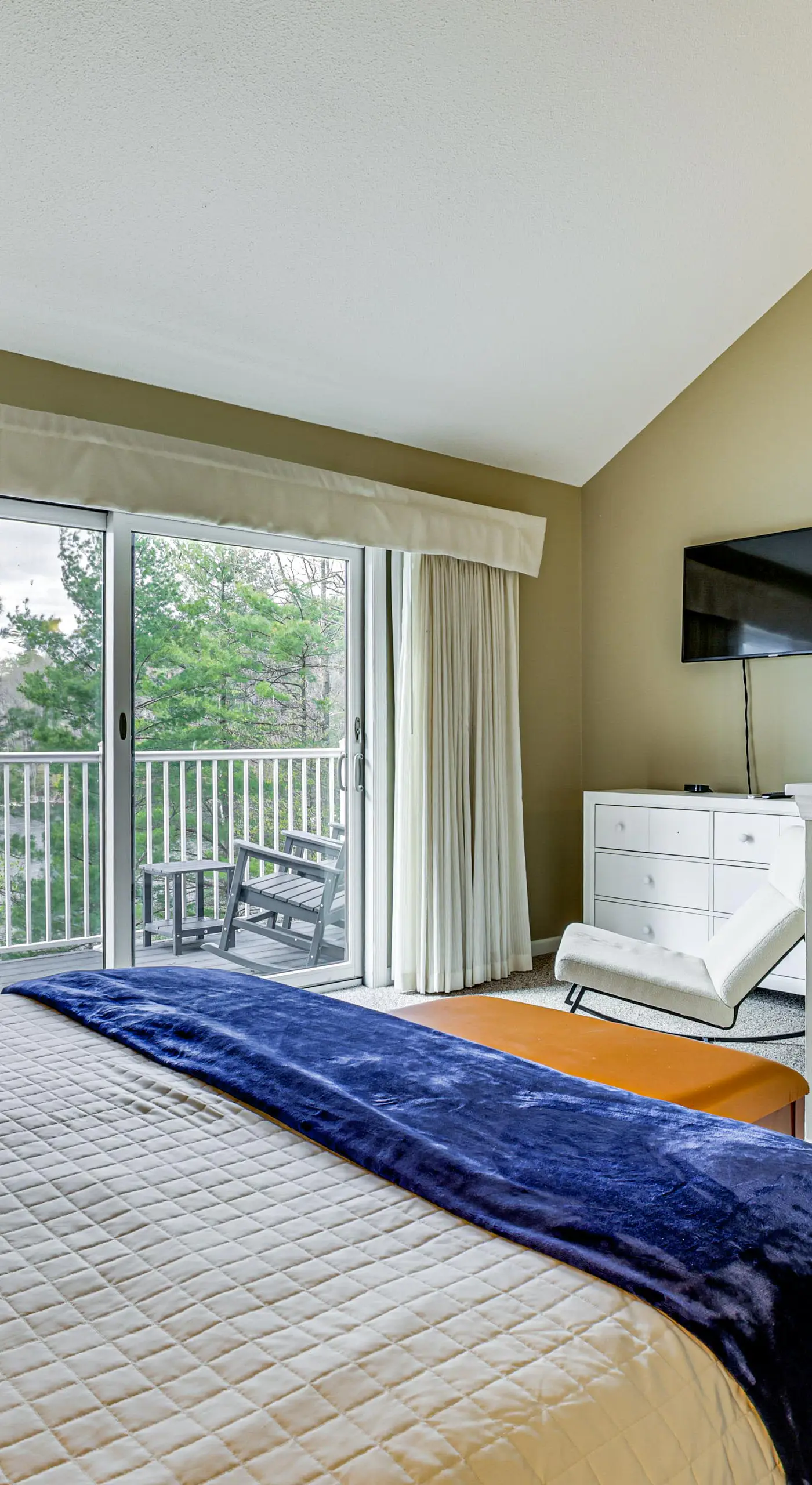 Lake & Boat Slip Access! Family Condo in Greentown