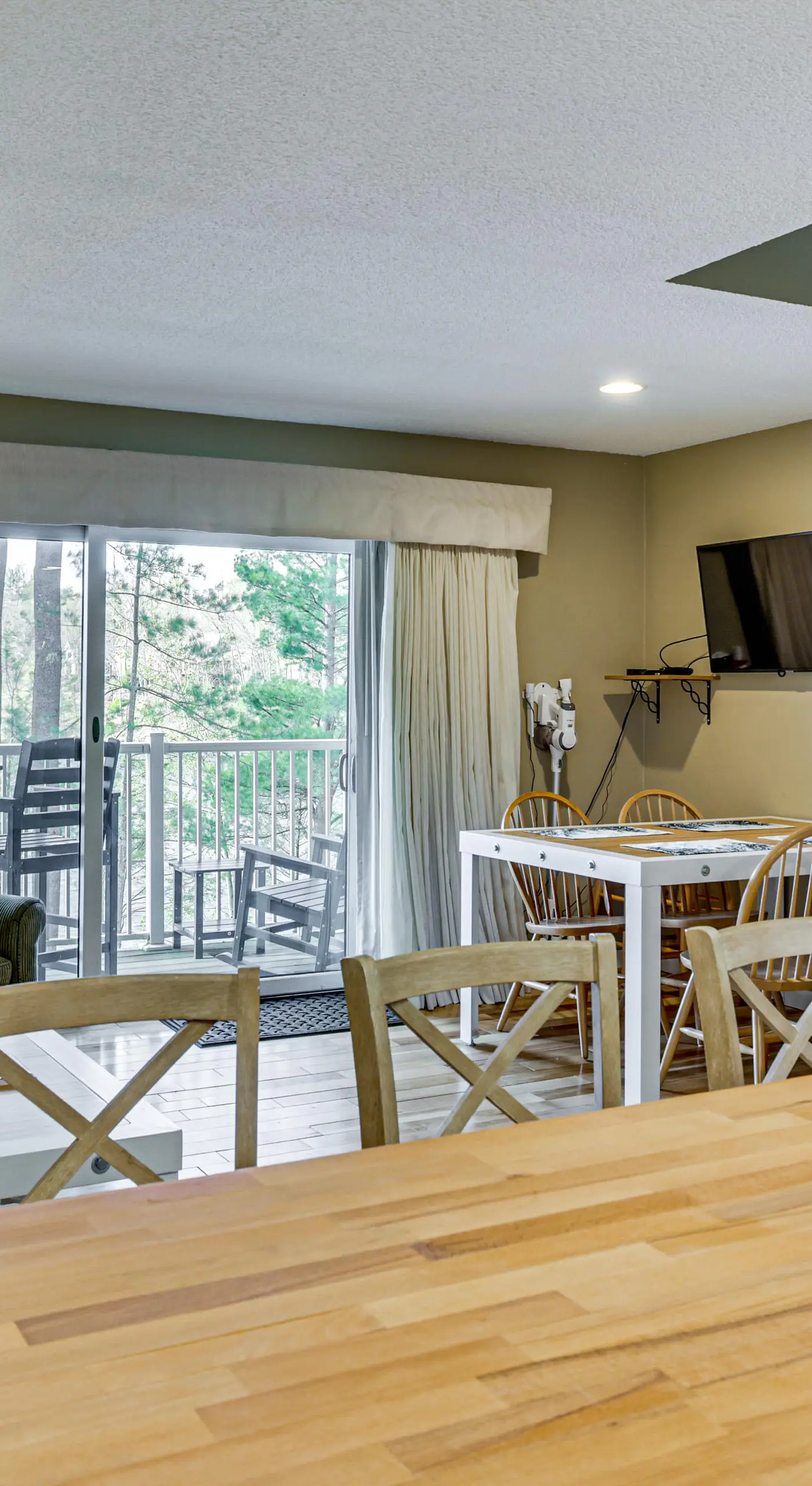 Lake & Boat Slip Access! Family Condo in Greentown
