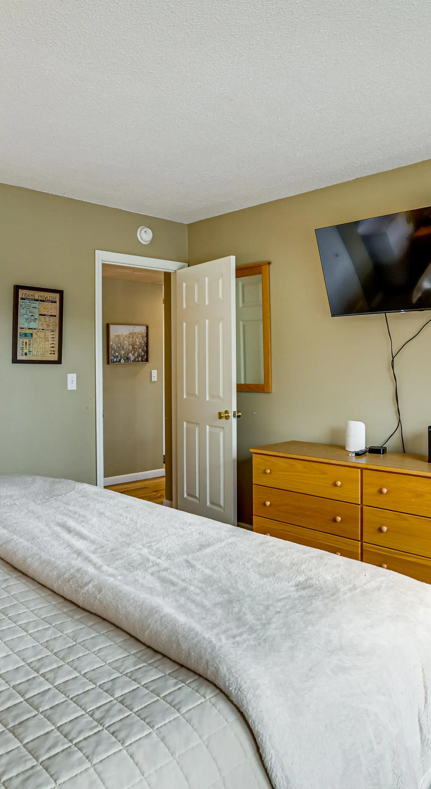 Lake & Boat Slip Access! Family Condo in Greentown