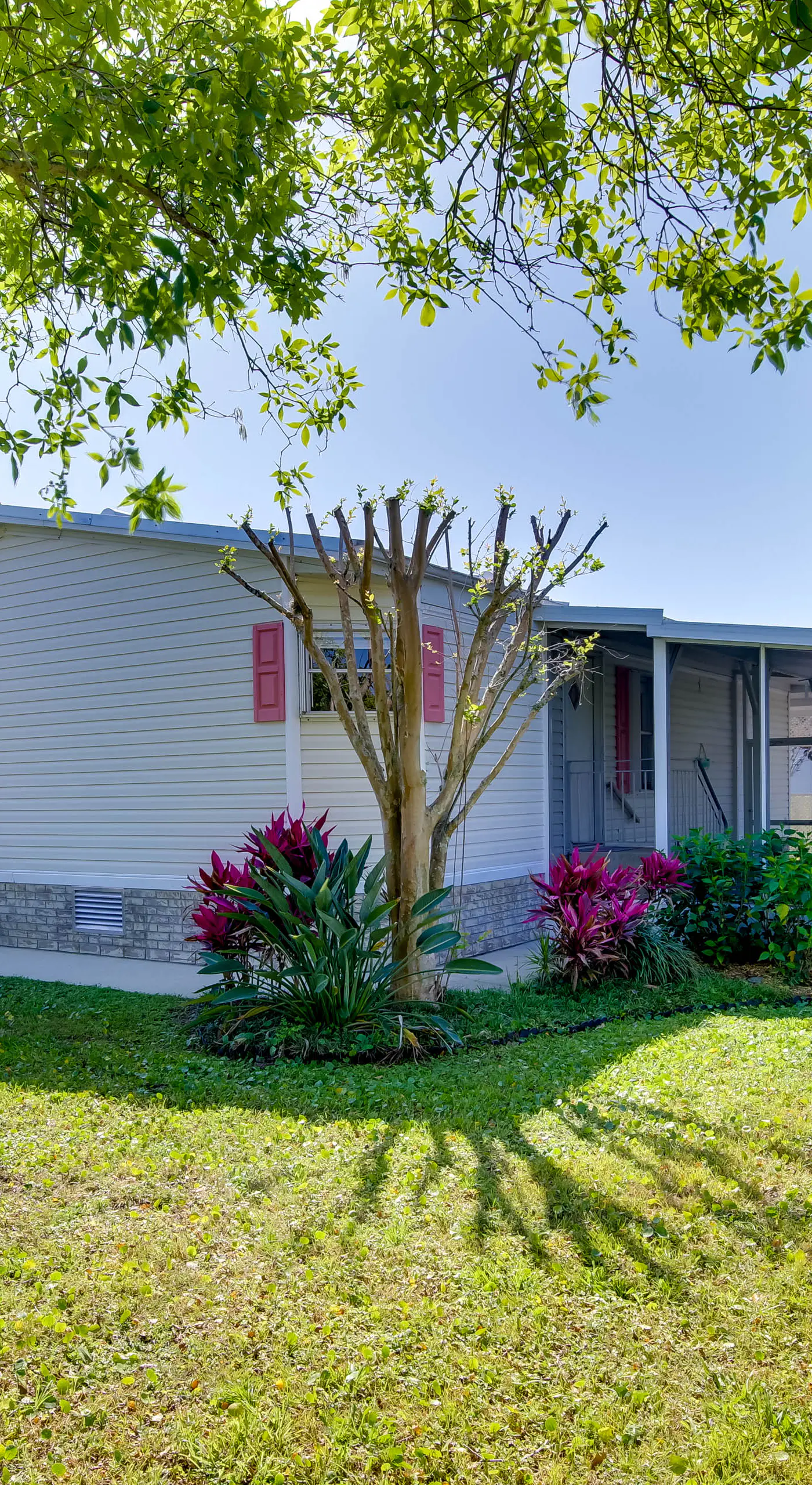 Sebastien Cottage w/ Screened Porch, 5 Mi to Beach
