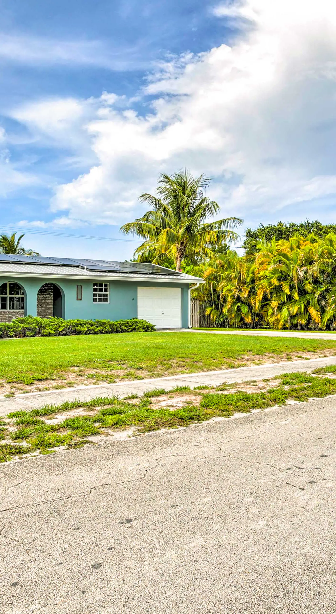 'Tropical Landing' Stuart Home w/ Pool + Grill!