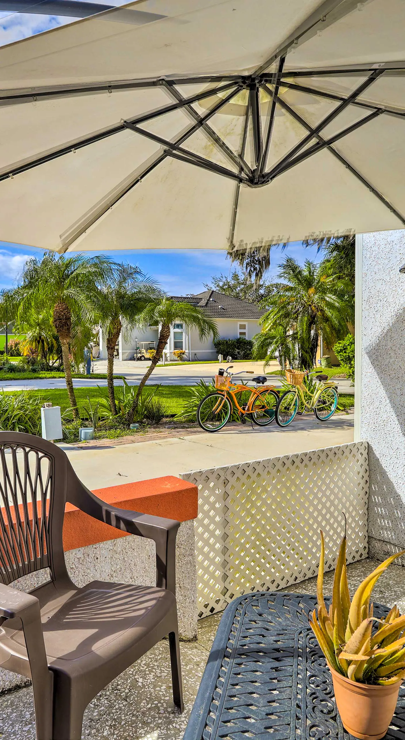 'The Shell House' in Titusville: Pool, Golf Access