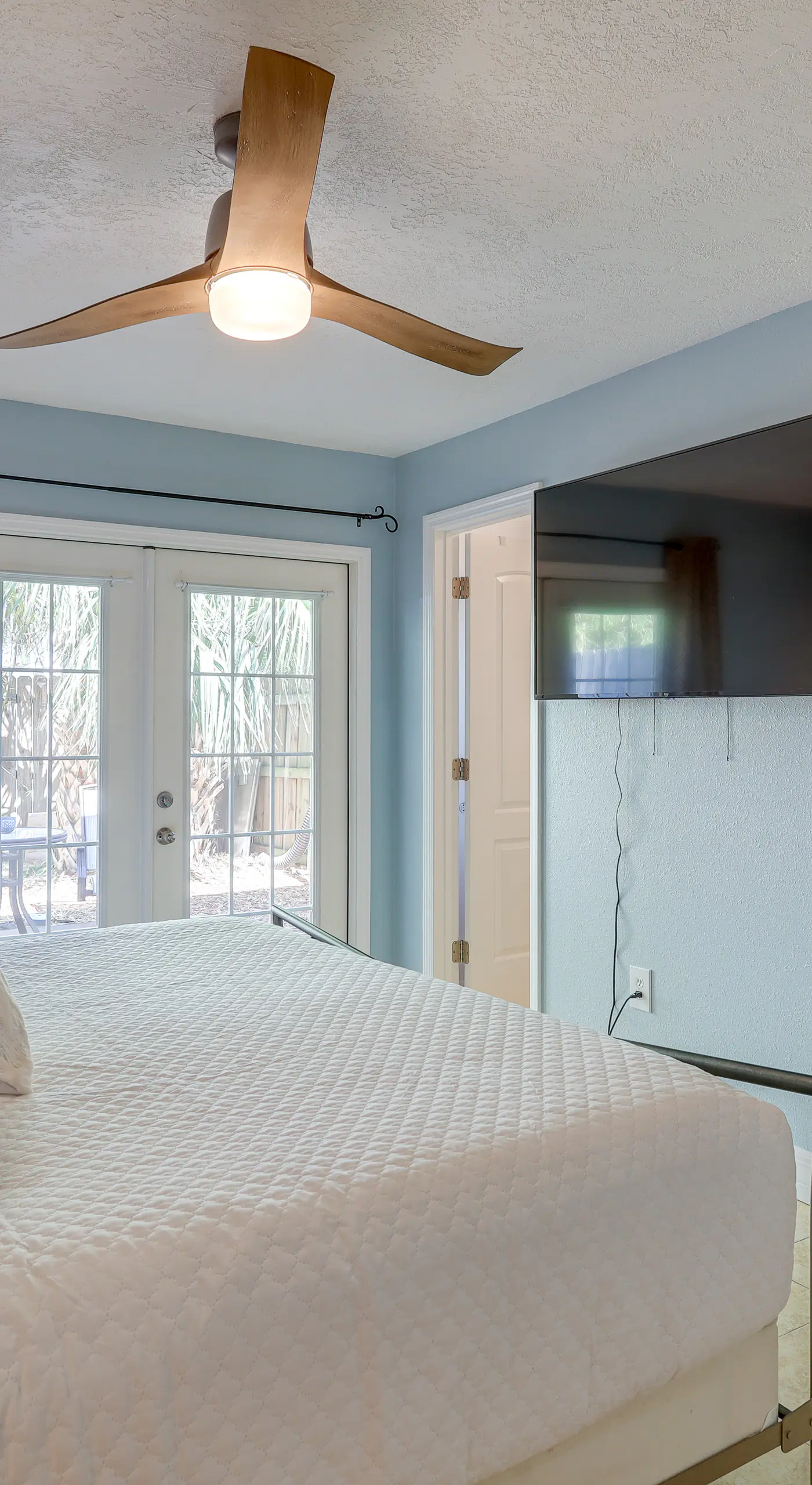 Breezy Cape Canaveral Townhome ~ 1 Mi to Beach!