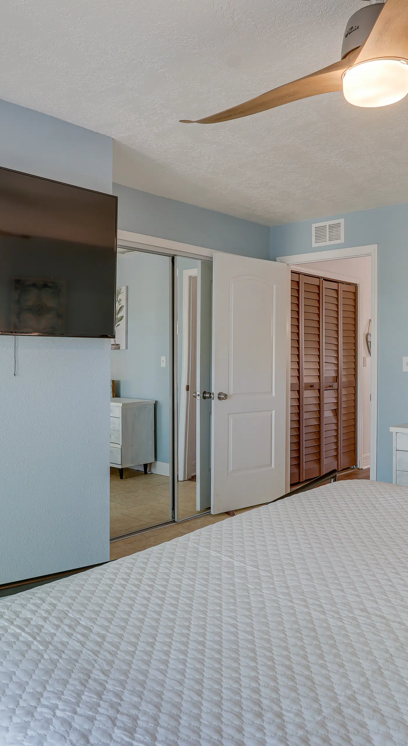 Breezy Cape Canaveral Townhome ~ 1 Mi to Beach!