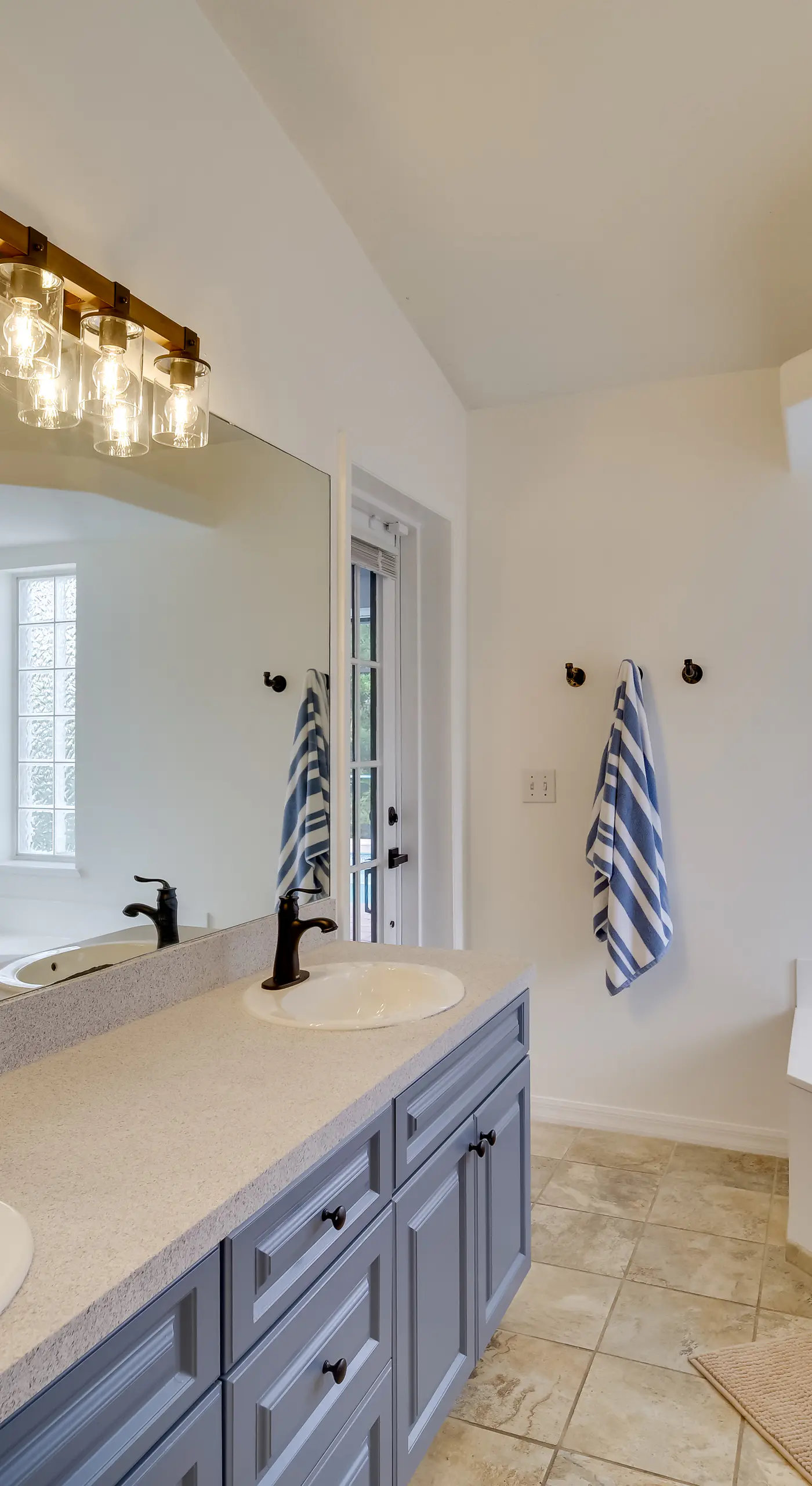 'Casa Blanco' Escape w/ Fire Pit in Sebastian!
