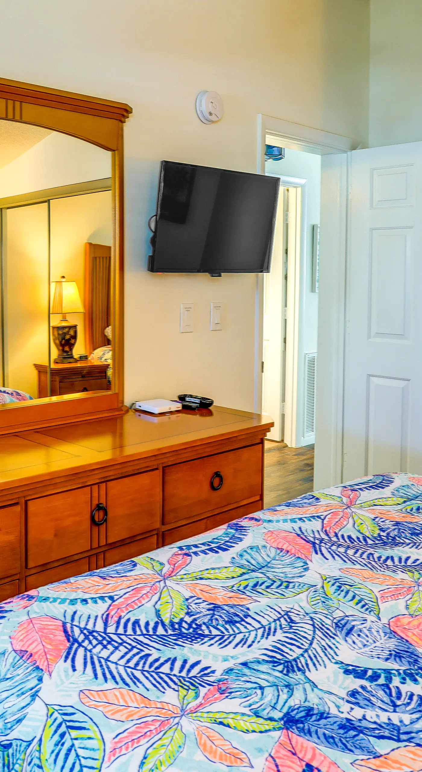 Pool Access, Walk to Beach! Cozy Jensen Beach Home