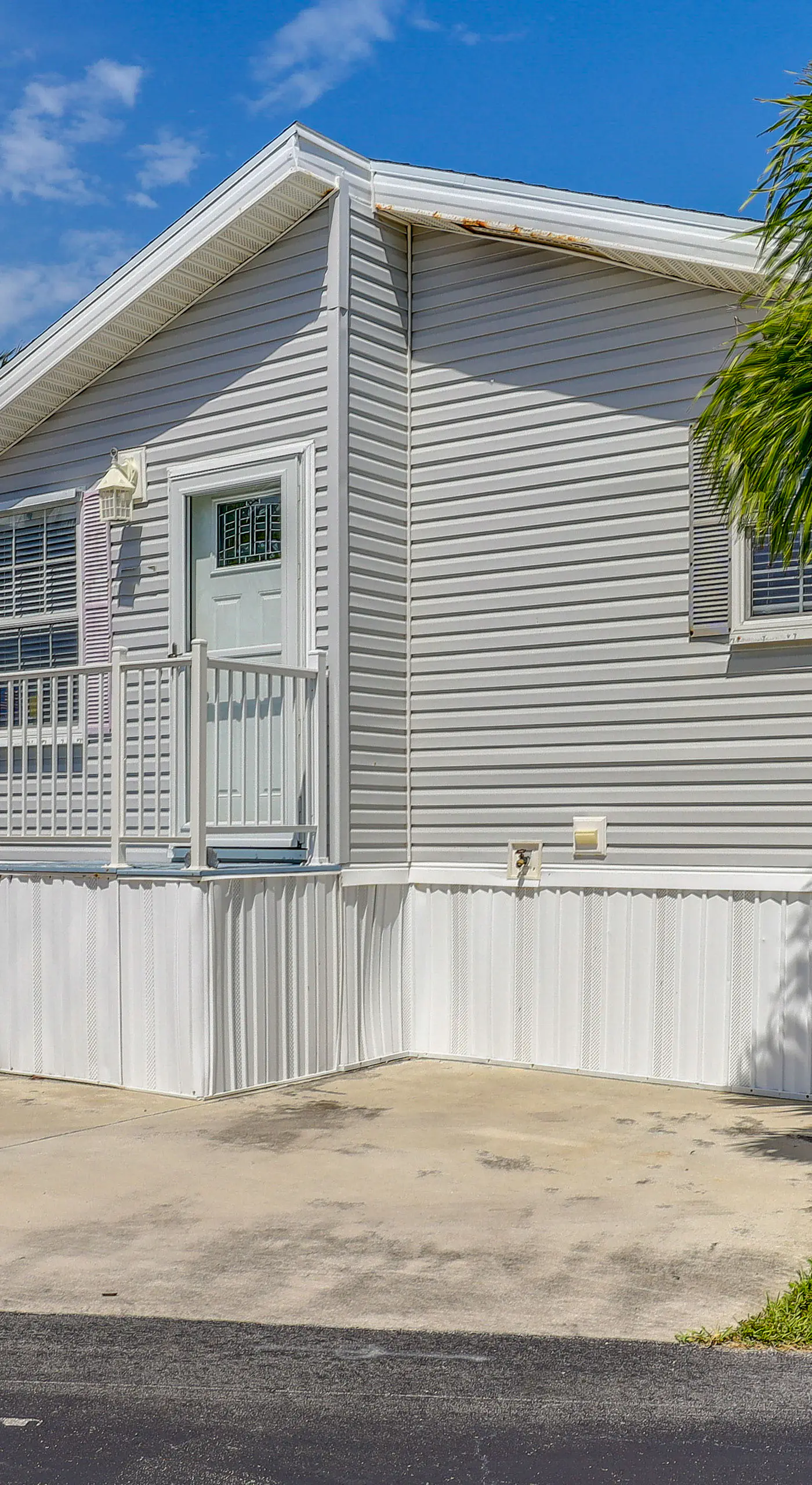 Pool Access, Walk to Beach! Cozy Jensen Beach Home