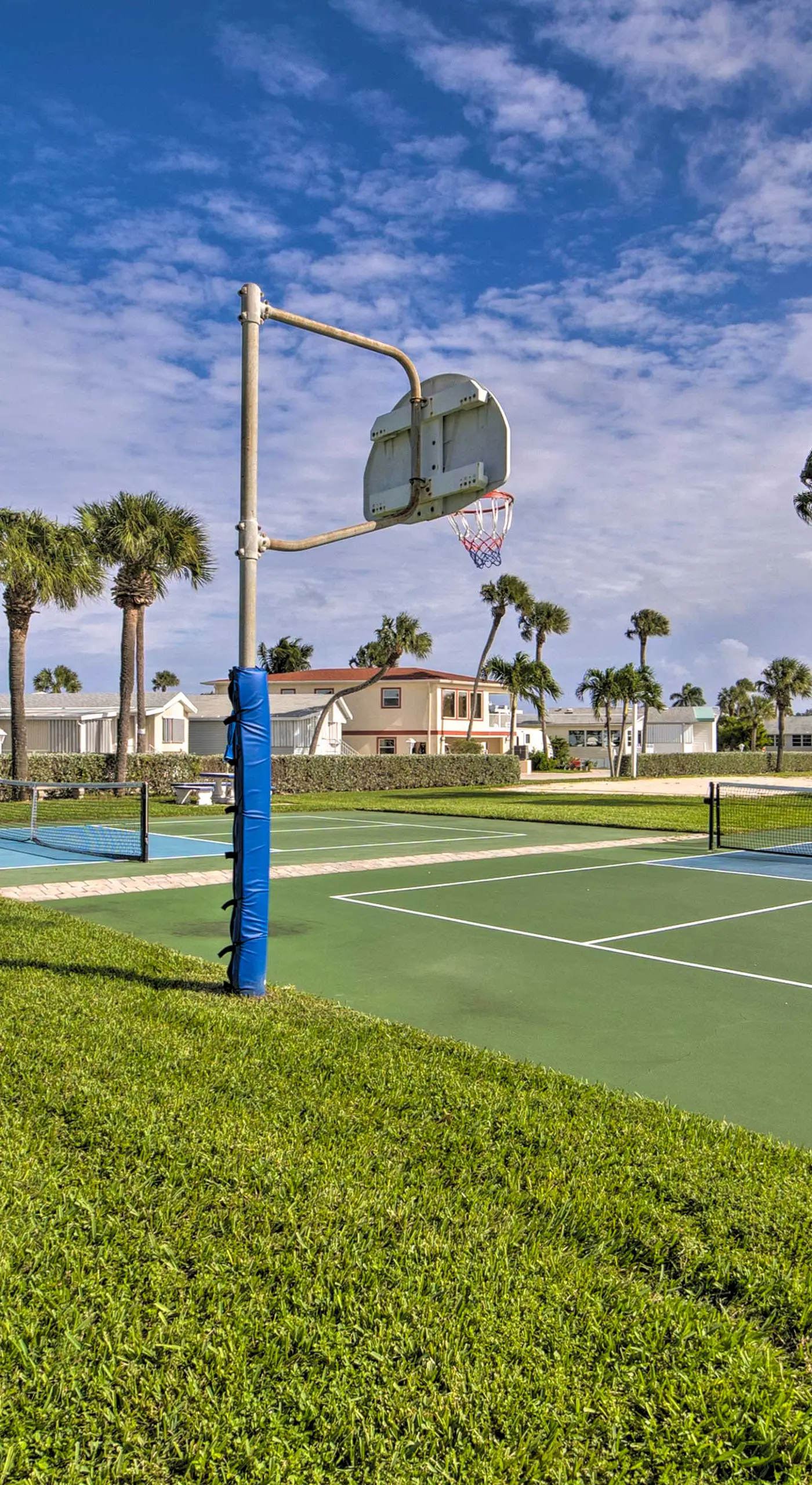 Pool Access, Walk to Beach! Cozy Jensen Beach Home