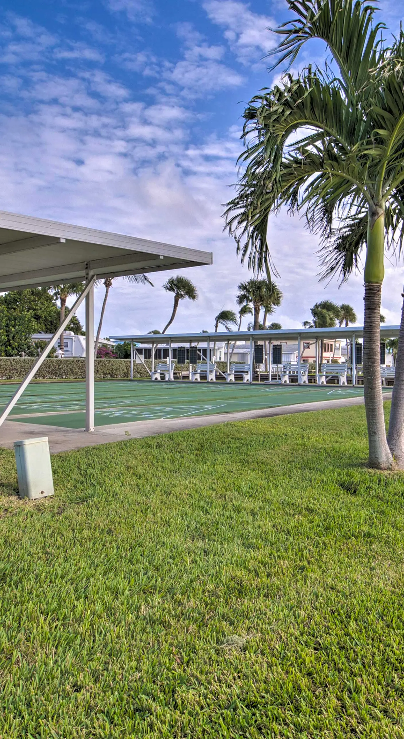 Pool Access, Walk to Beach! Cozy Jensen Beach Home