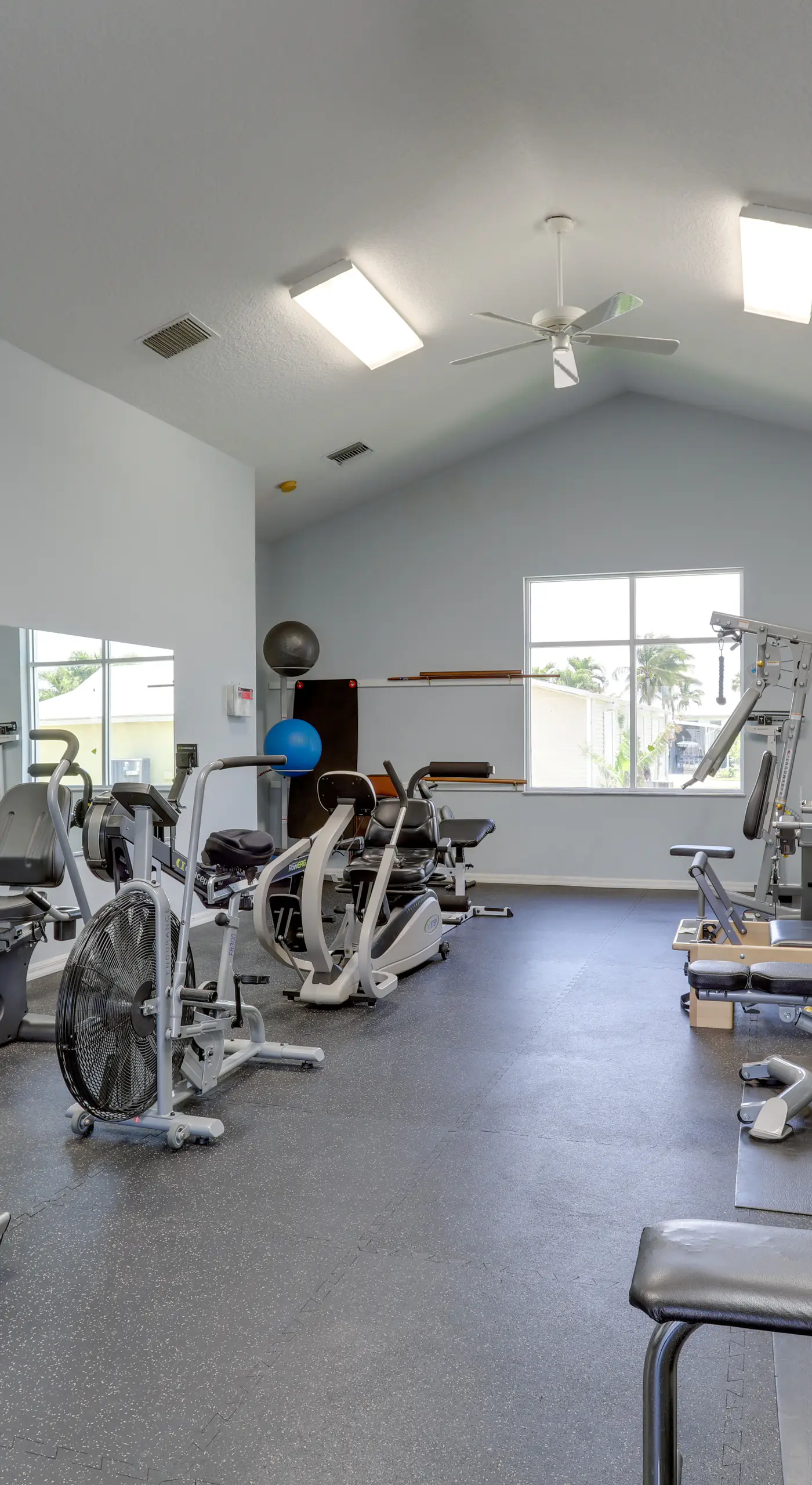 Pool Access, Walk to Beach! Cozy Jensen Beach Home