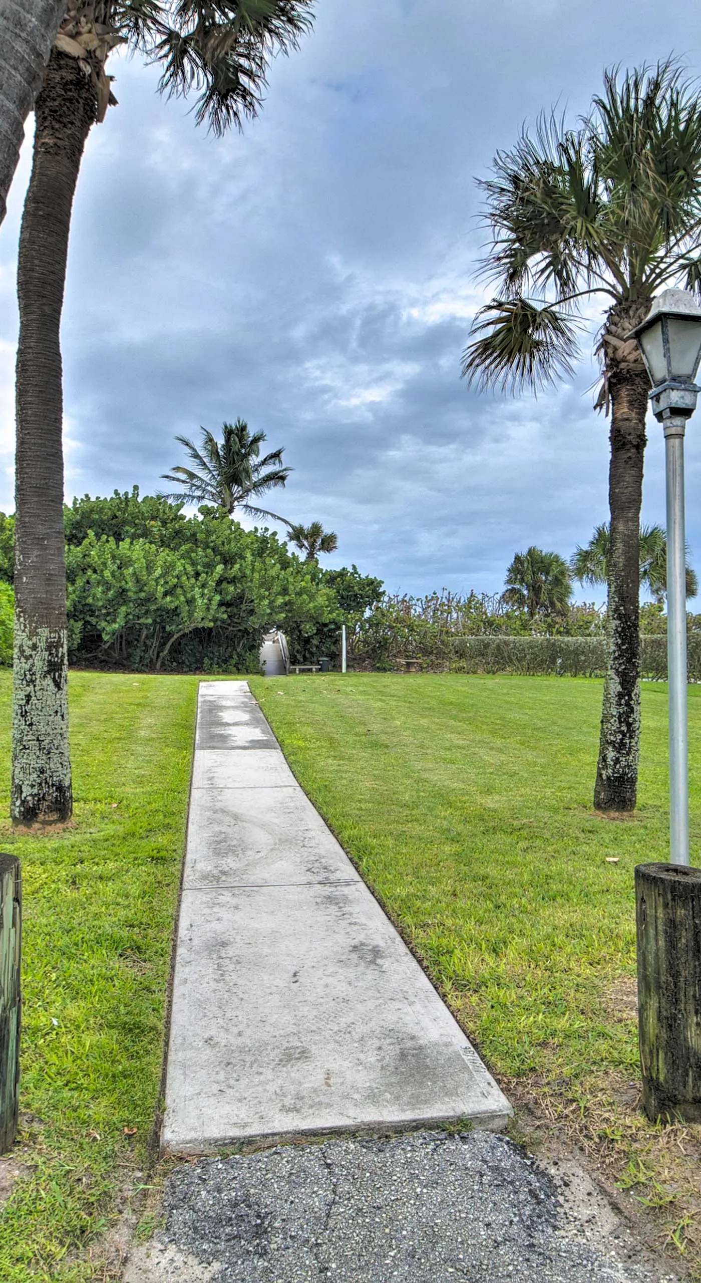Pool Access, Walk to Beach! Cozy Jensen Beach Home
